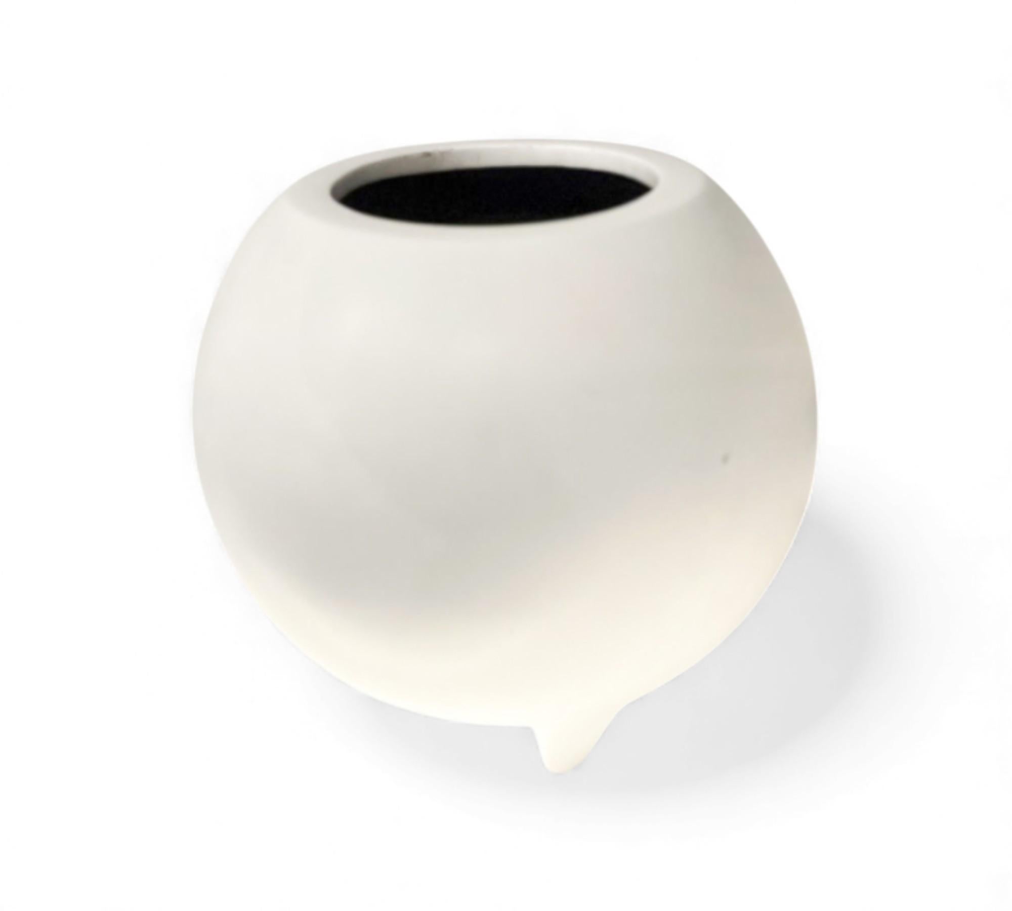 Amérindien “Meche” Pot in Clay painted in White, Ensamble Artesano, Tonala Mexico, 2024 en vente