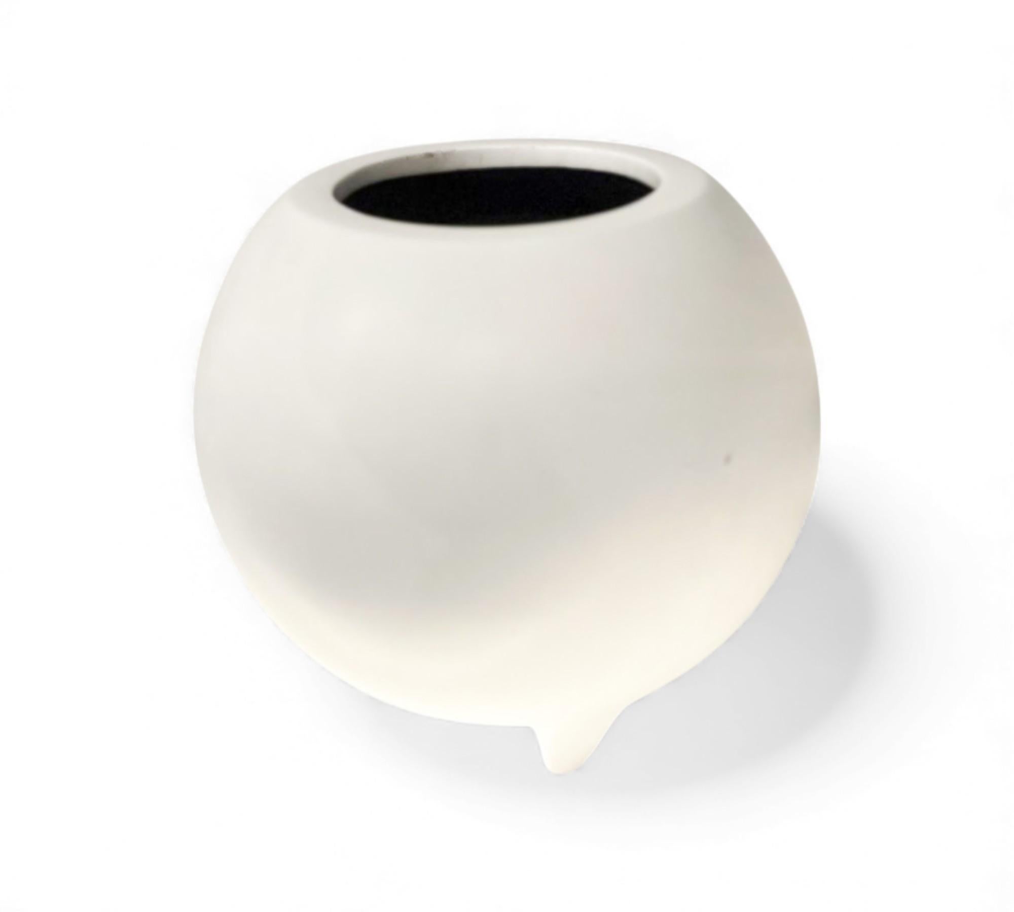 Mexicain “Meche” Pot in Clay painted in White, Ensamble Artesano, Tonala Mexico, 2024 en vente