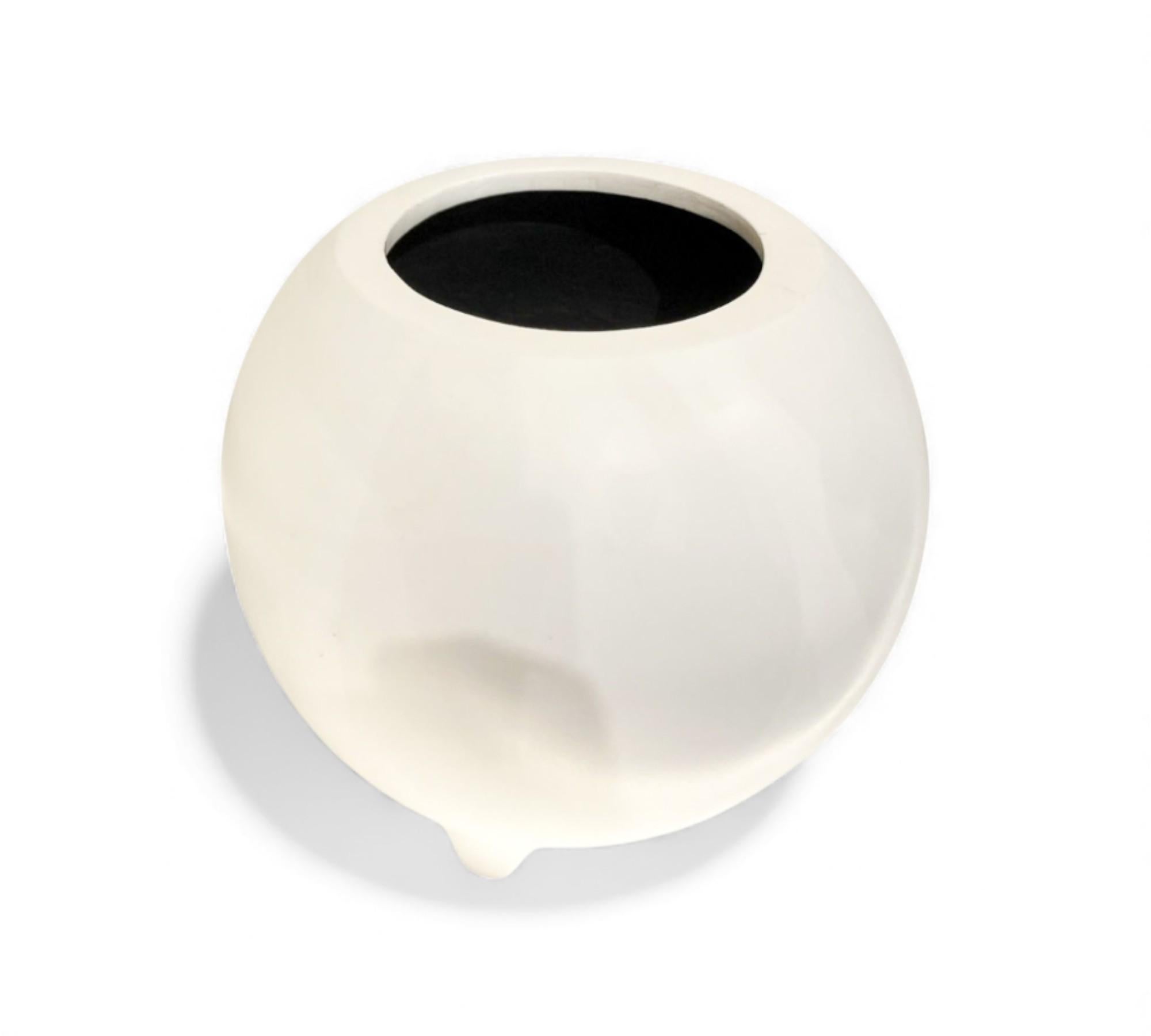 Cuit “Meche” Pot in Clay painted in White, Ensamble Artesano, Tonala Mexico, 2024 en vente