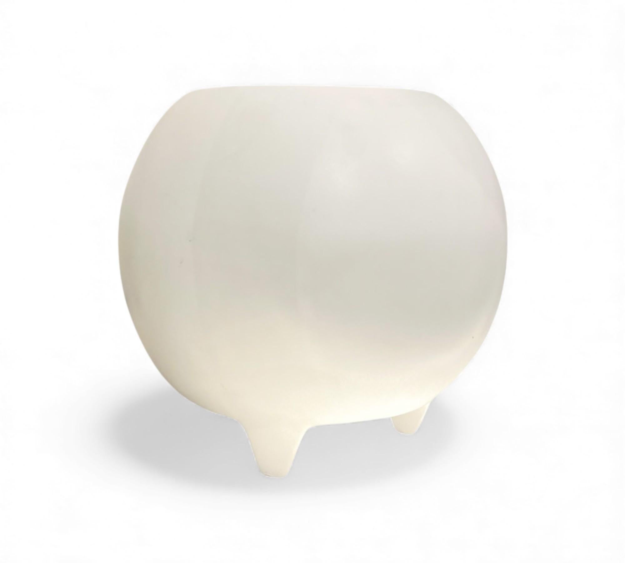 “Meche” Pot in Clay painted in White, Ensamble Artesano, Tonala Mexico, 2024 Bon état - En vente à New York, NY