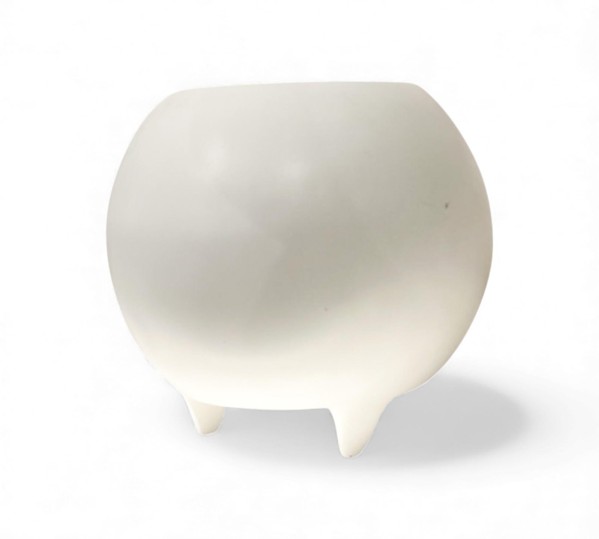 XXIe siècle et contemporain “Meche” Pot in Clay painted in White, Ensamble Artesano, Tonala Mexico, 2024 en vente