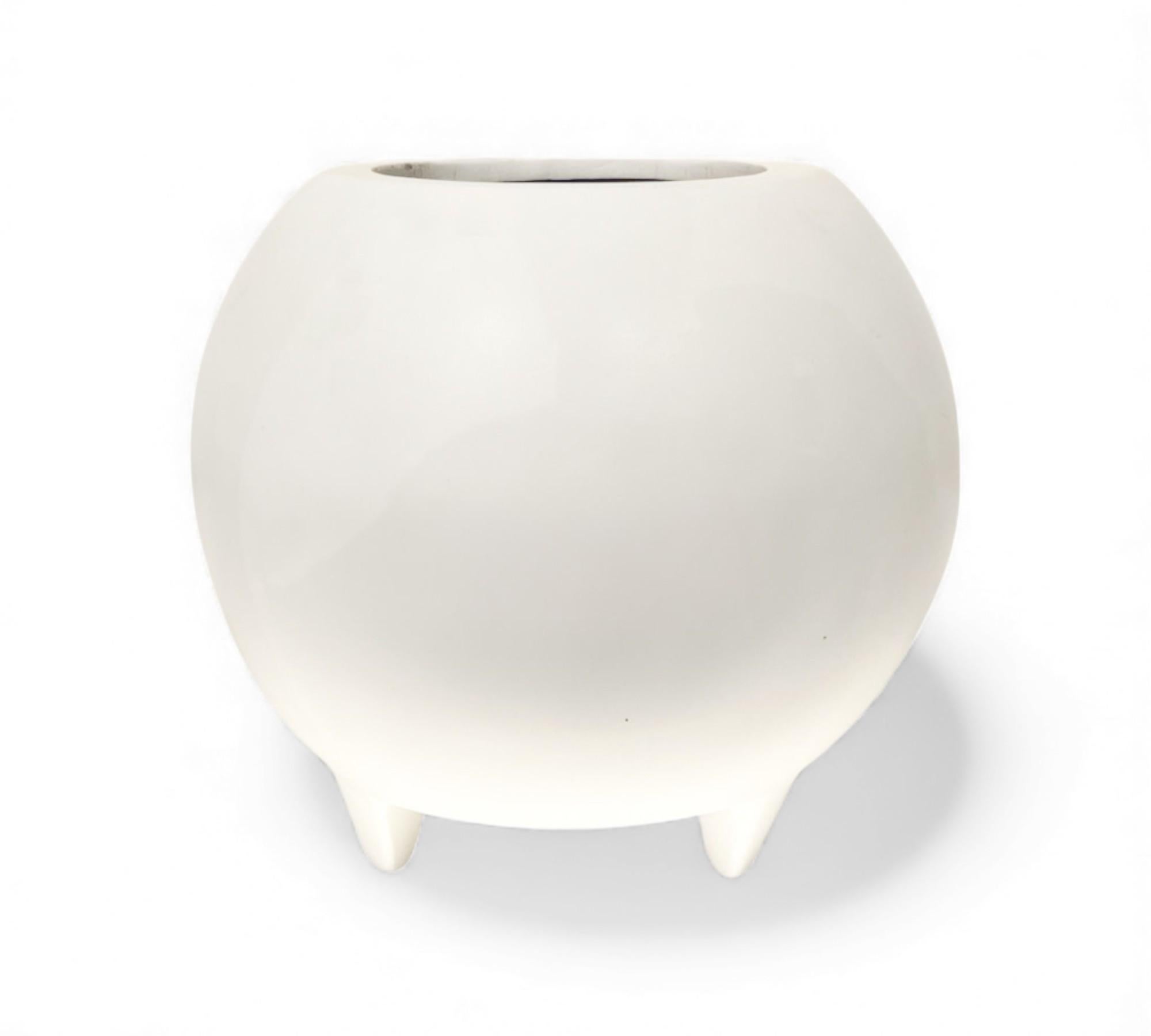 Argile “Meche” Pot in Clay painted in White, Ensamble Artesano, Tonala Mexico, 2024 en vente