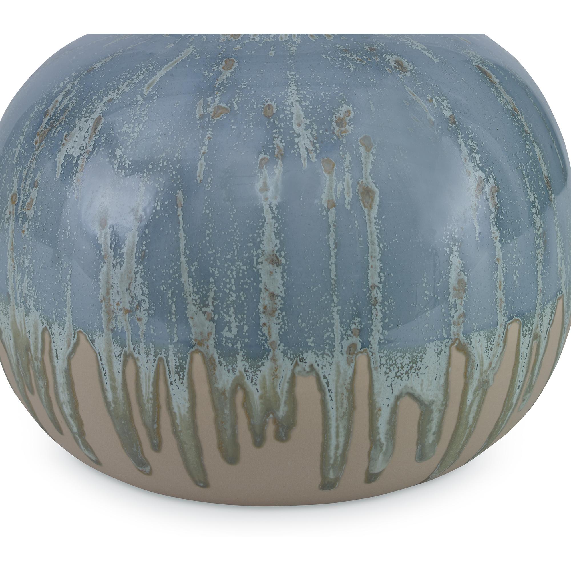Kleine Vase aus Steingut mit reaktiver grüner Glasur. Aufgrund der Beschaffenheit der Glasur ist jede Vase ein Unikat.
  