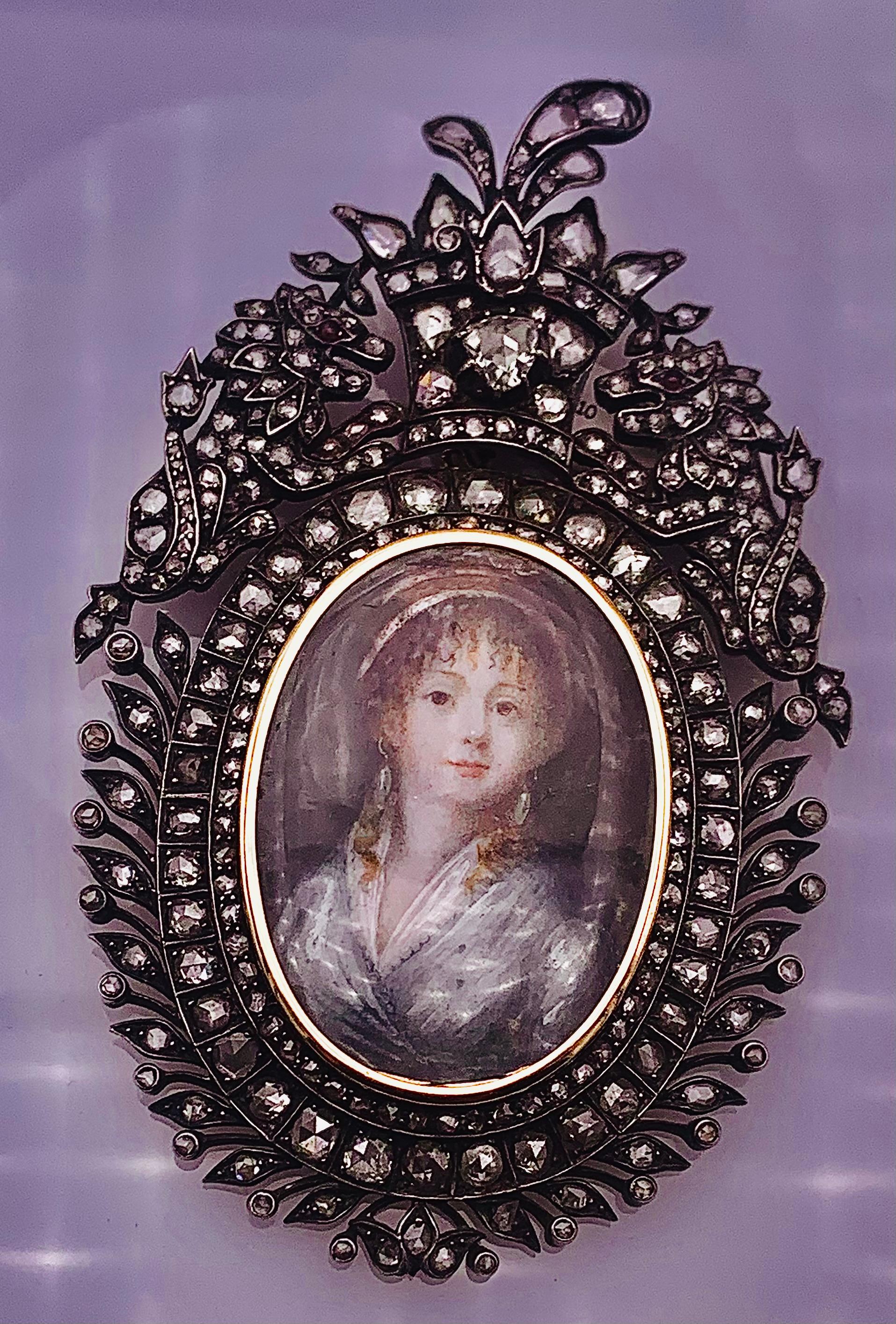Splendida cornice proveniente dalla Francia 1830 con scatola originale. Formato da miniatura ovale su base avorio raffigurante Josephine Beauharnais e attribuita a Guerin, fermata su montatura in oro. La miniatura è inserita in un a cornice in