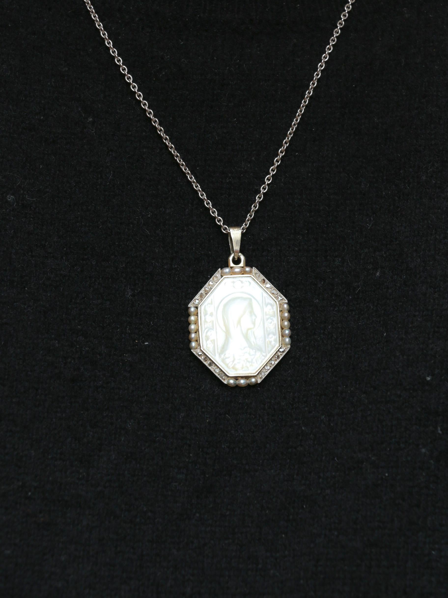 Médaille Art-Déco en or blanc, nacre, diamants et perles fines In Good Condition For Sale In PARIS, FR