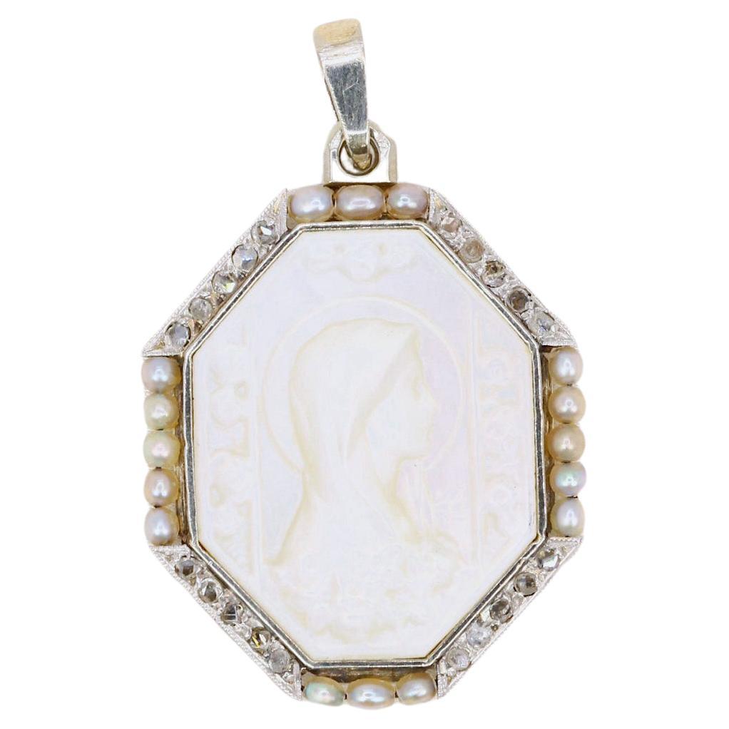 Médaille Art-Déco en or blanc, nacre, diamants et perles fines For Sale