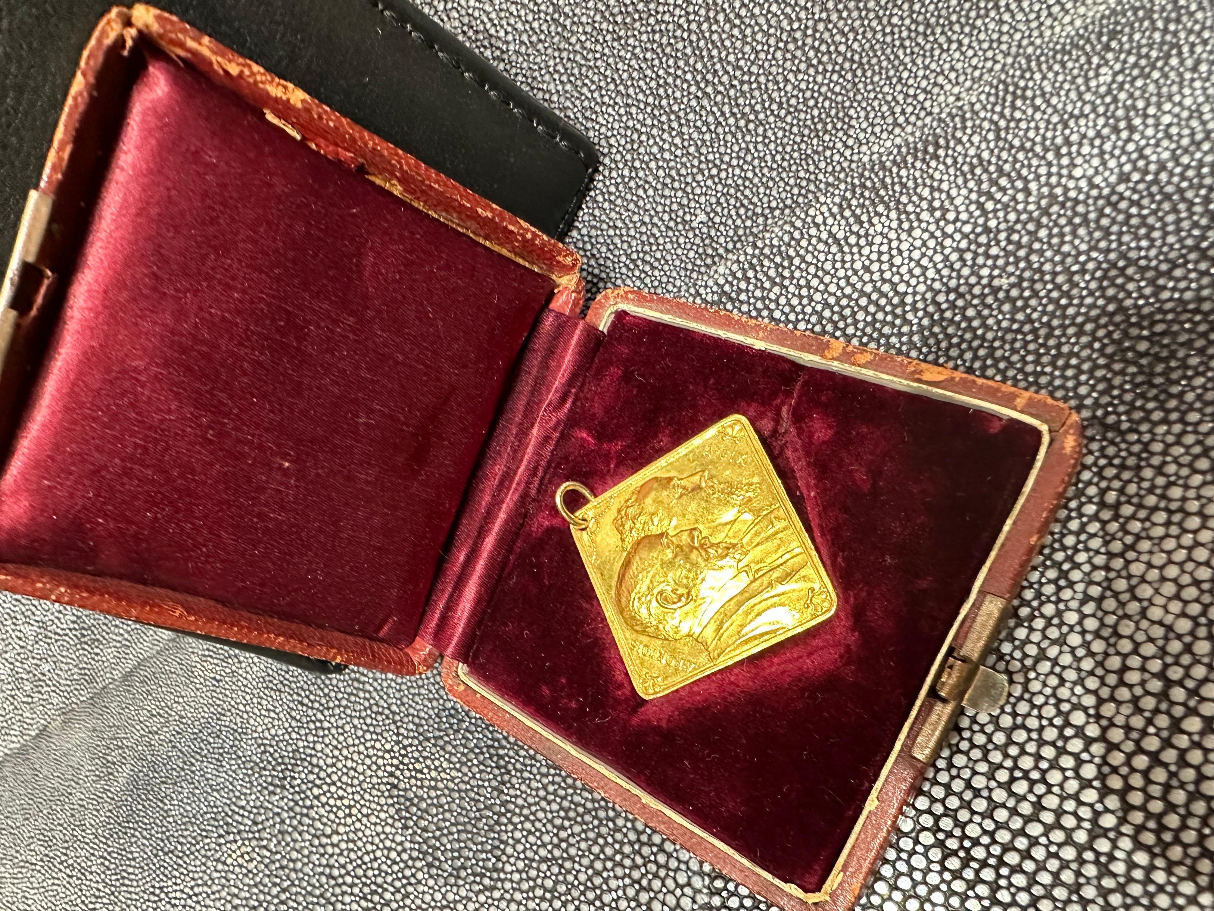 Honorary French Medal in 18-carat Yellow Gold in Portois House For Sale 6