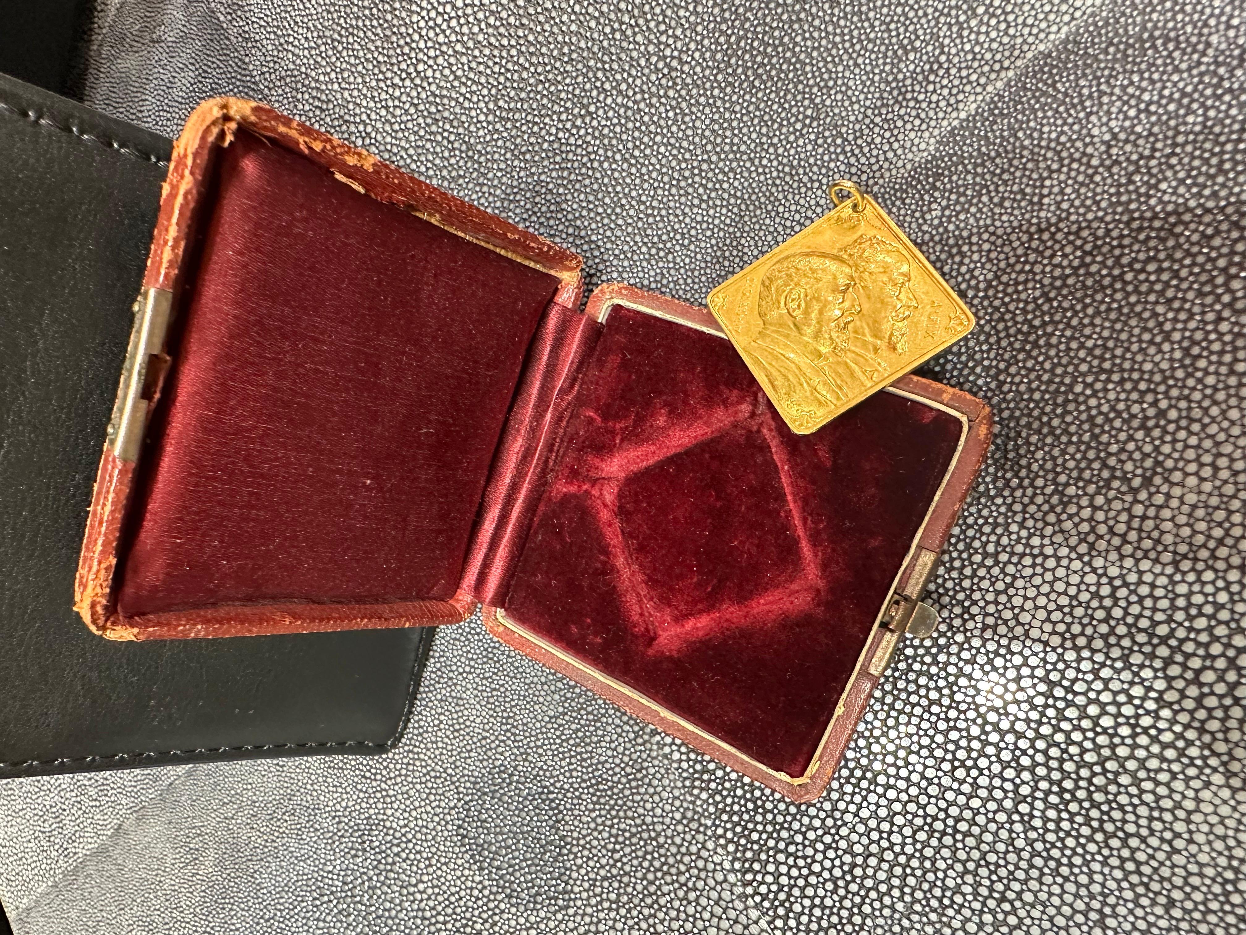 Médaille d'honneur française en or jaune 18 carats de Portois House Excellent état - En vente à Vannes, FR