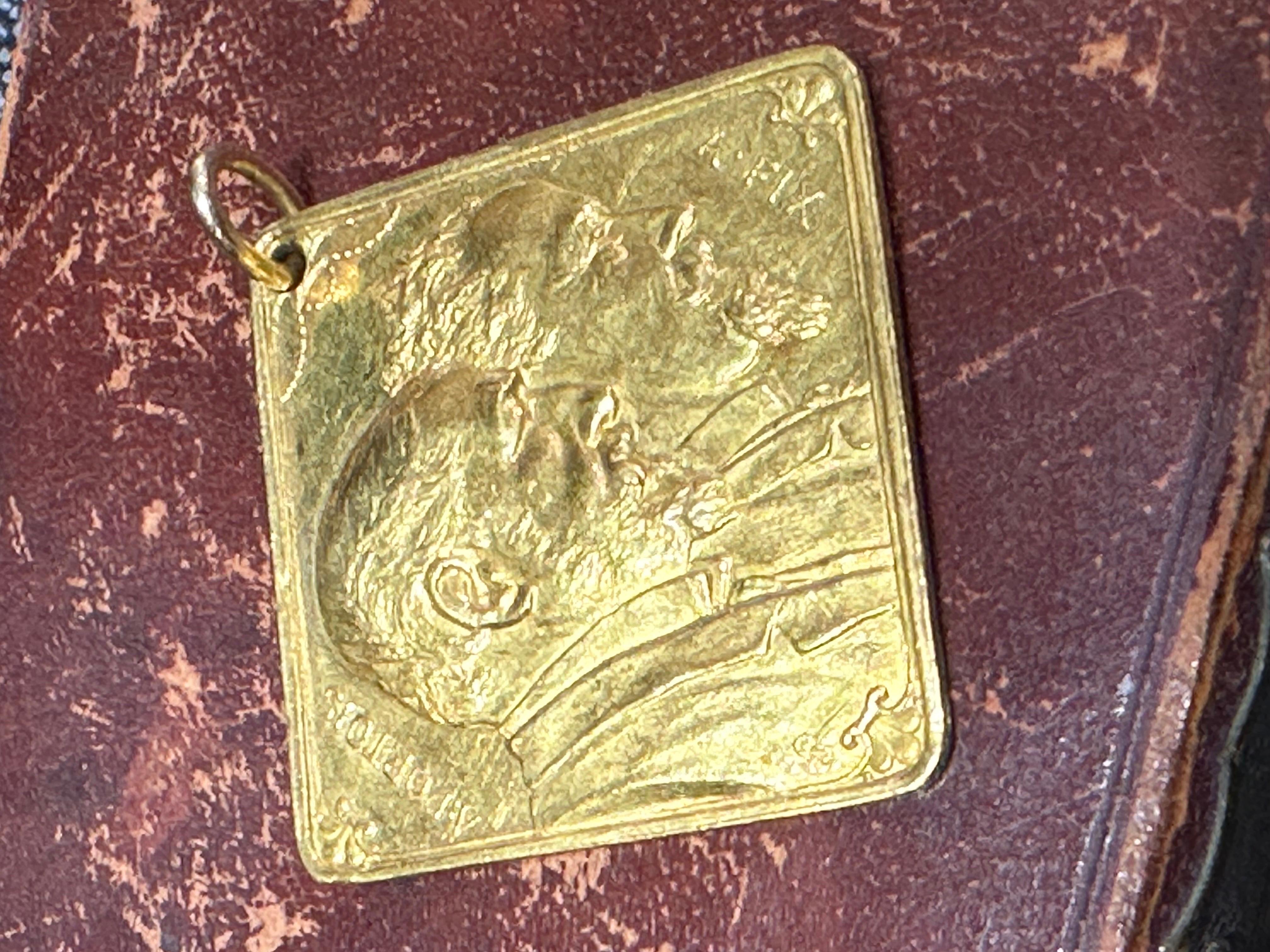Médaille d'honneur française en or jaune 18 carats de Portois House Unisexe en vente