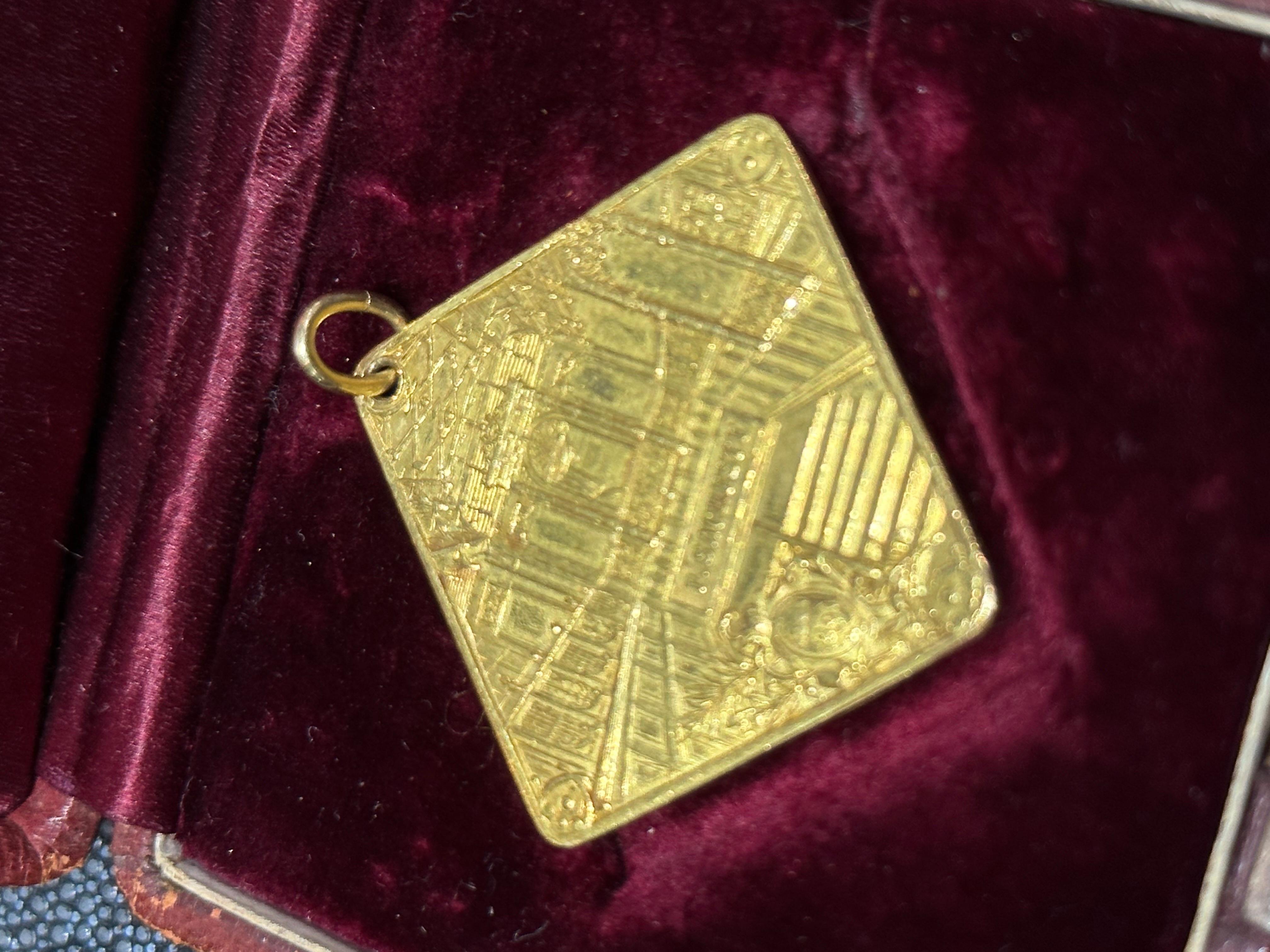 Honorary French Medal in 18-carat Yellow Gold in Portois House For Sale 1