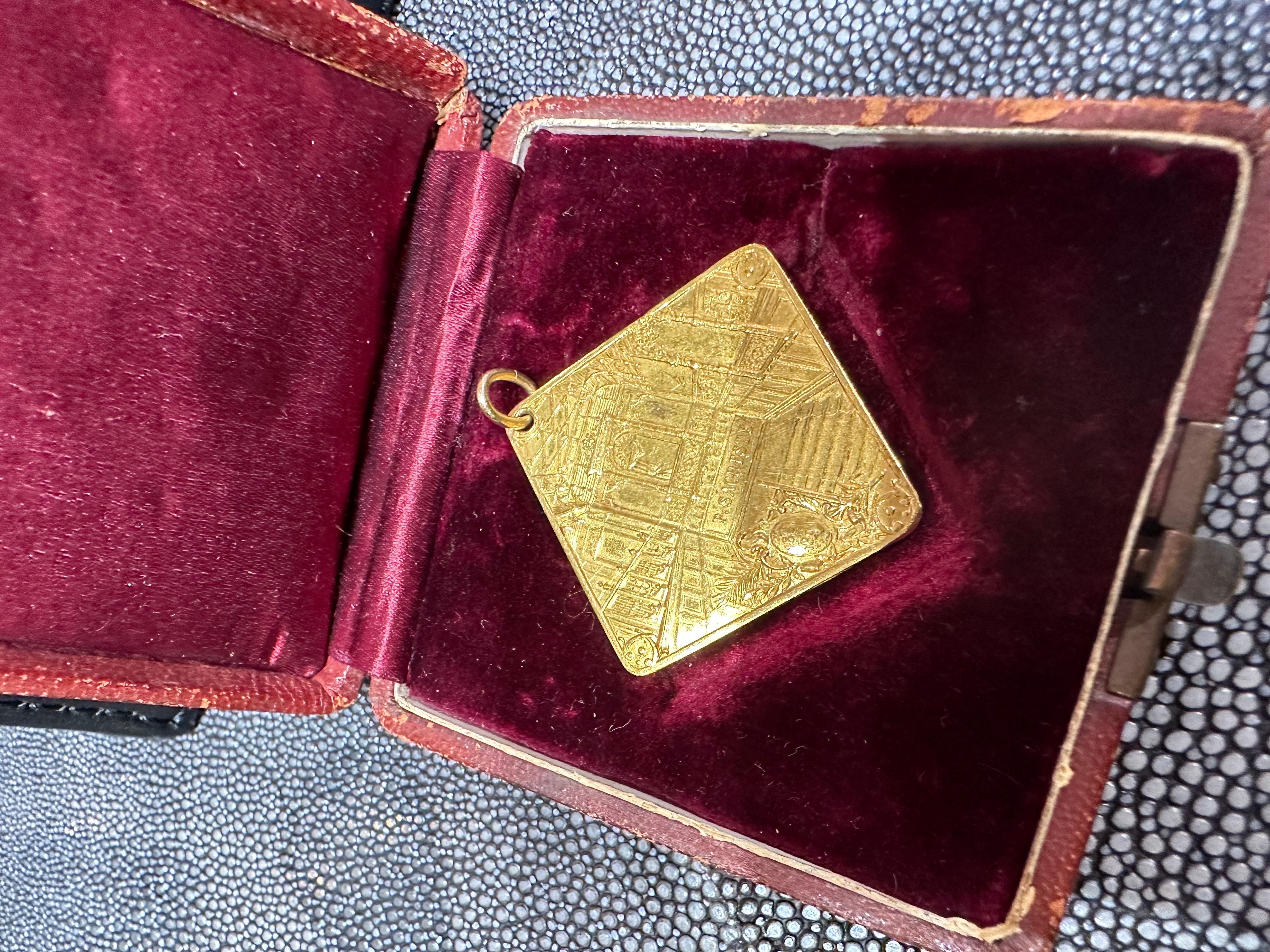 Honorary French Medal in 18-carat Yellow Gold in Portois House For Sale 2