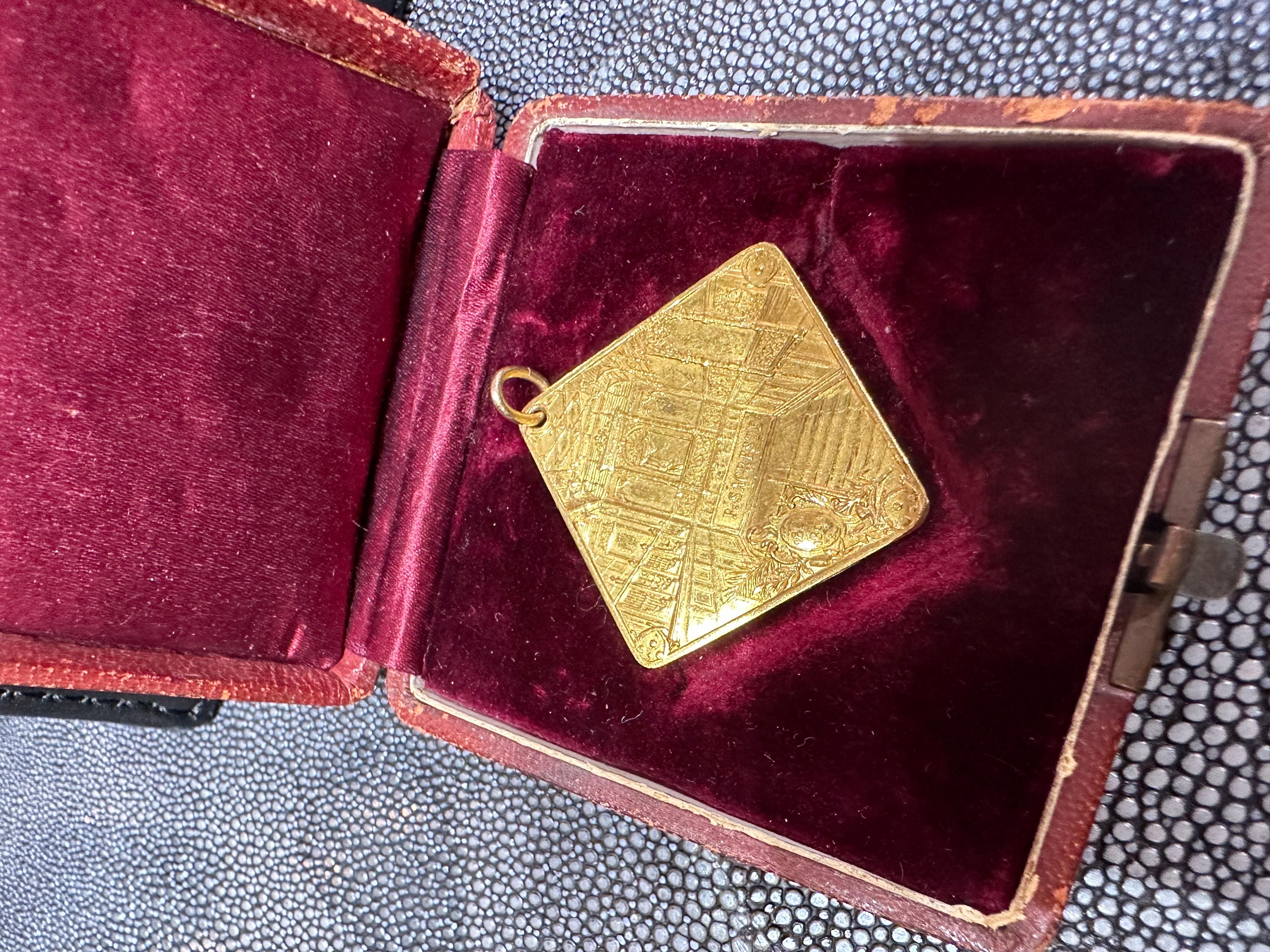 Honorary French Medal in 18-carat Yellow Gold in Portois House For Sale 3