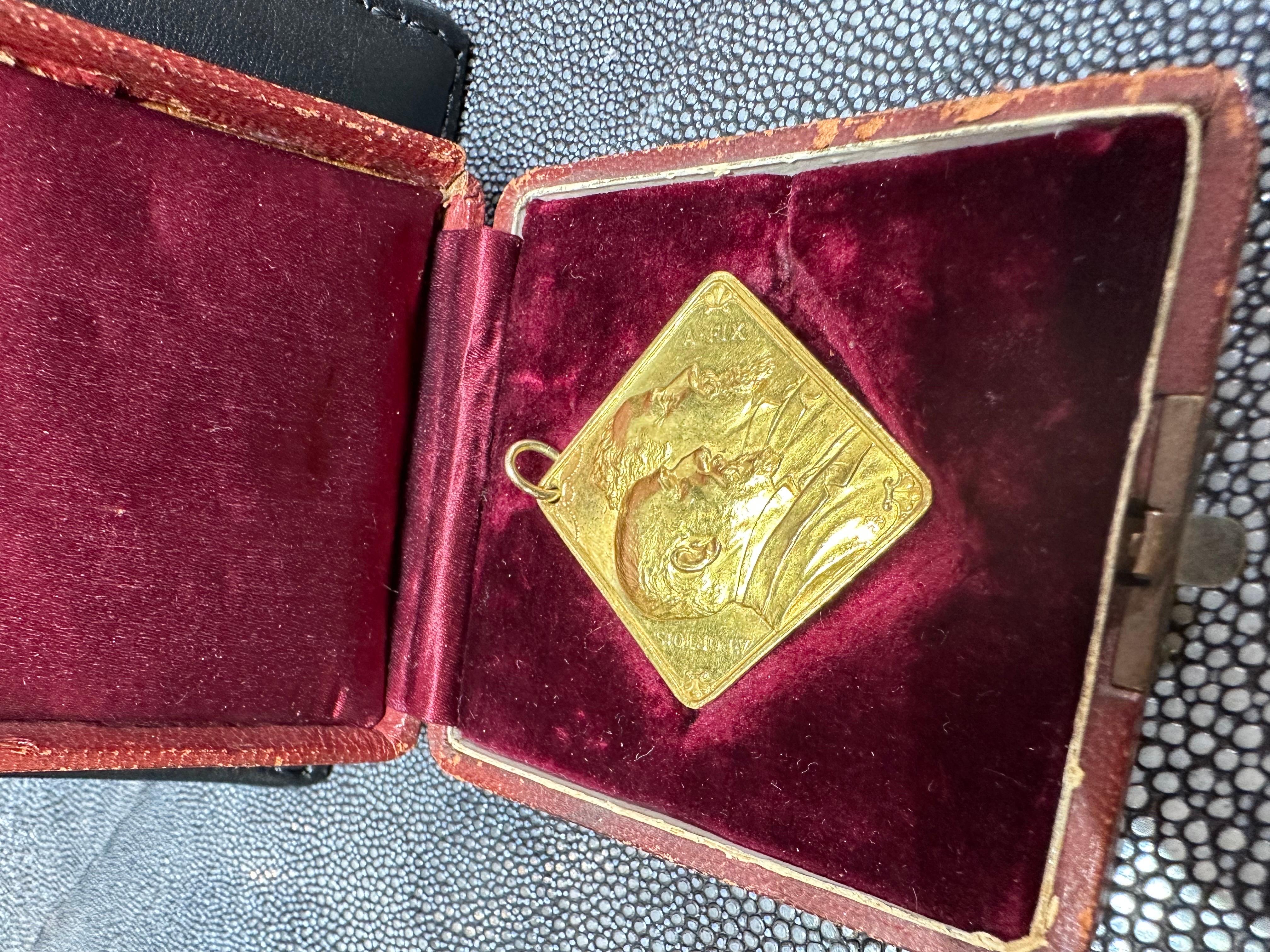 Honorary French Medal in 18-carat Yellow Gold in Portois House For Sale 4