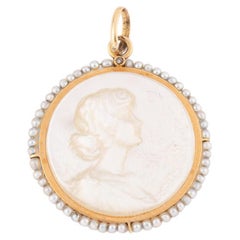 Médaille religieuse Art déco nacre et perles