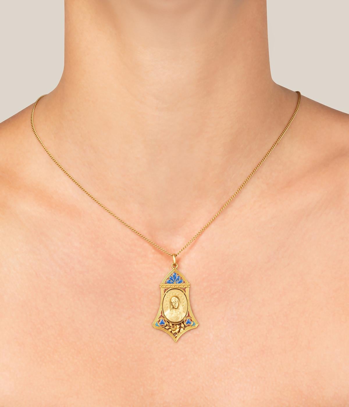 Médaille religieuse Art Nouveau en or 18 carats (750 millièmes, représentant la Vierge sur un fond d'émail et de roses. Está grabada con iniciales y fechas 