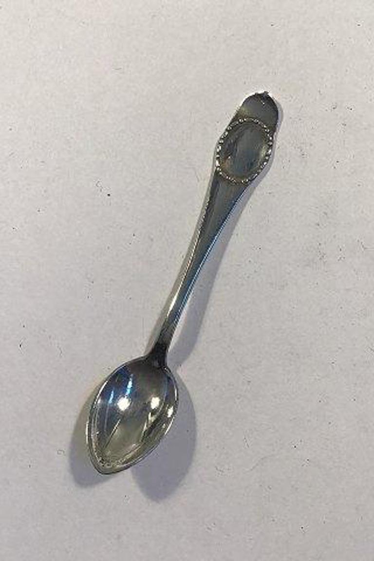 Medaillon silver salt spoon 

Measures 8 cm(3 5/32 in).