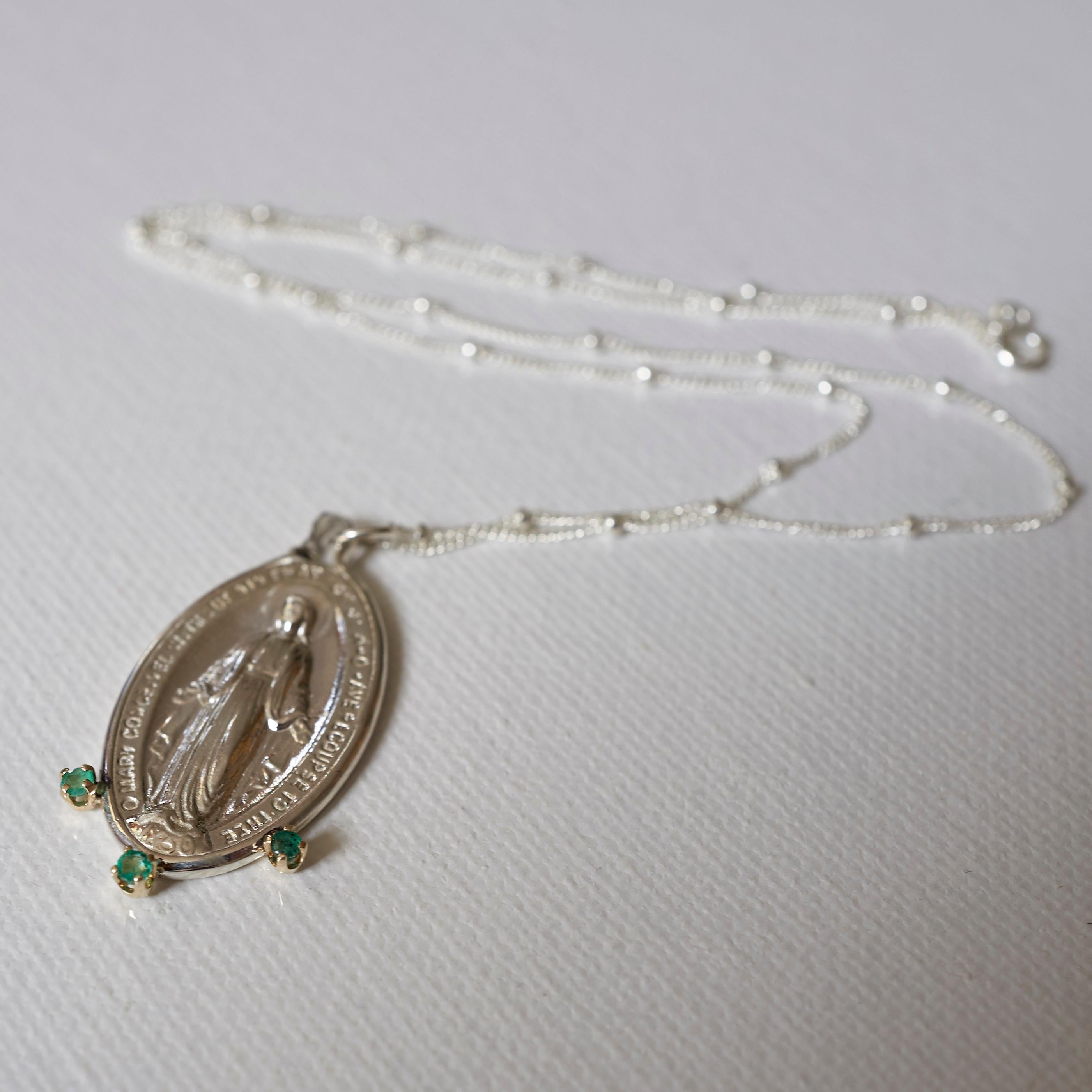 Chaîne collier médaillon de la Vierge Marie en argent, émeraude et dauphin en vente 4