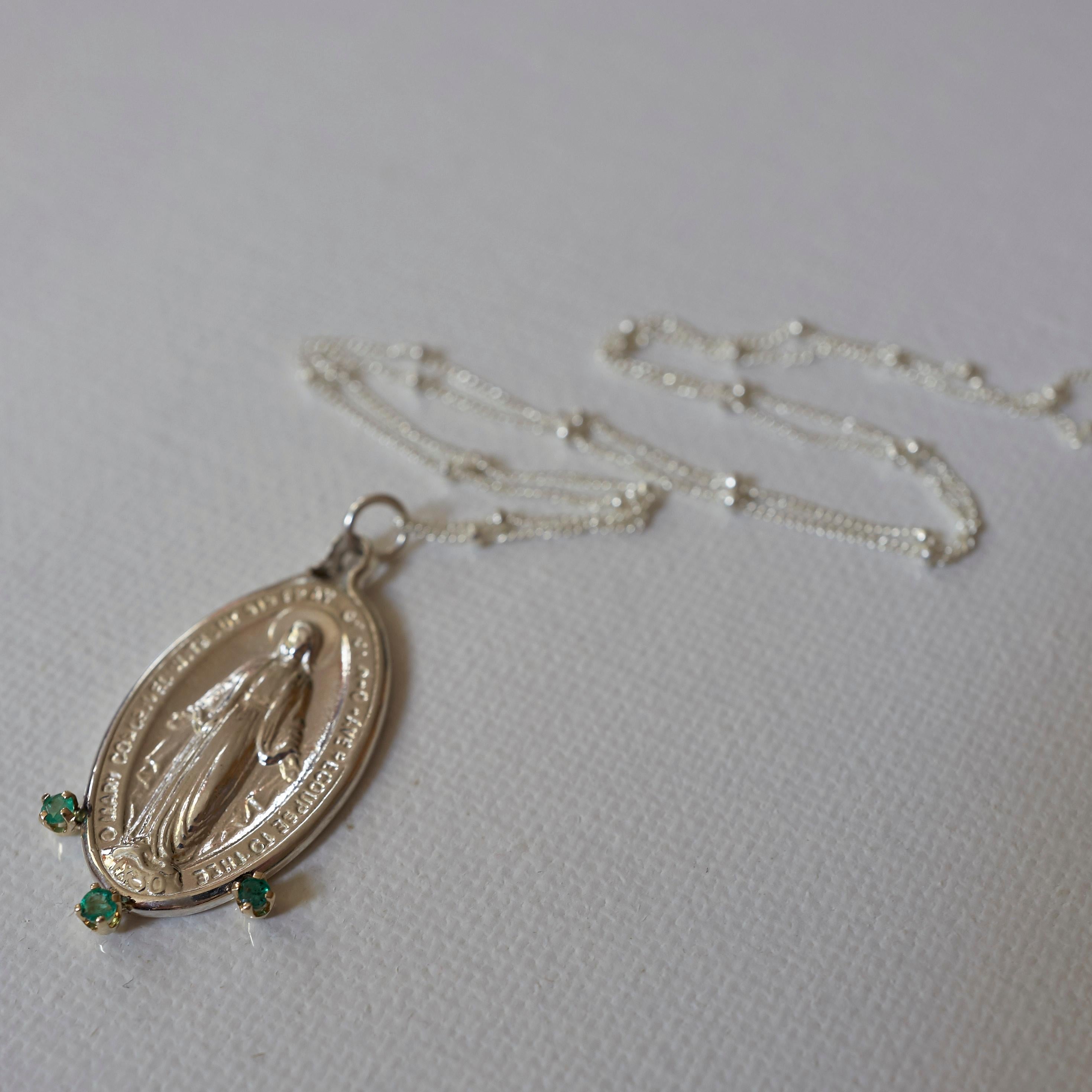 Chaîne collier médaillon de la Vierge Marie en argent, émeraude et dauphin en vente 5