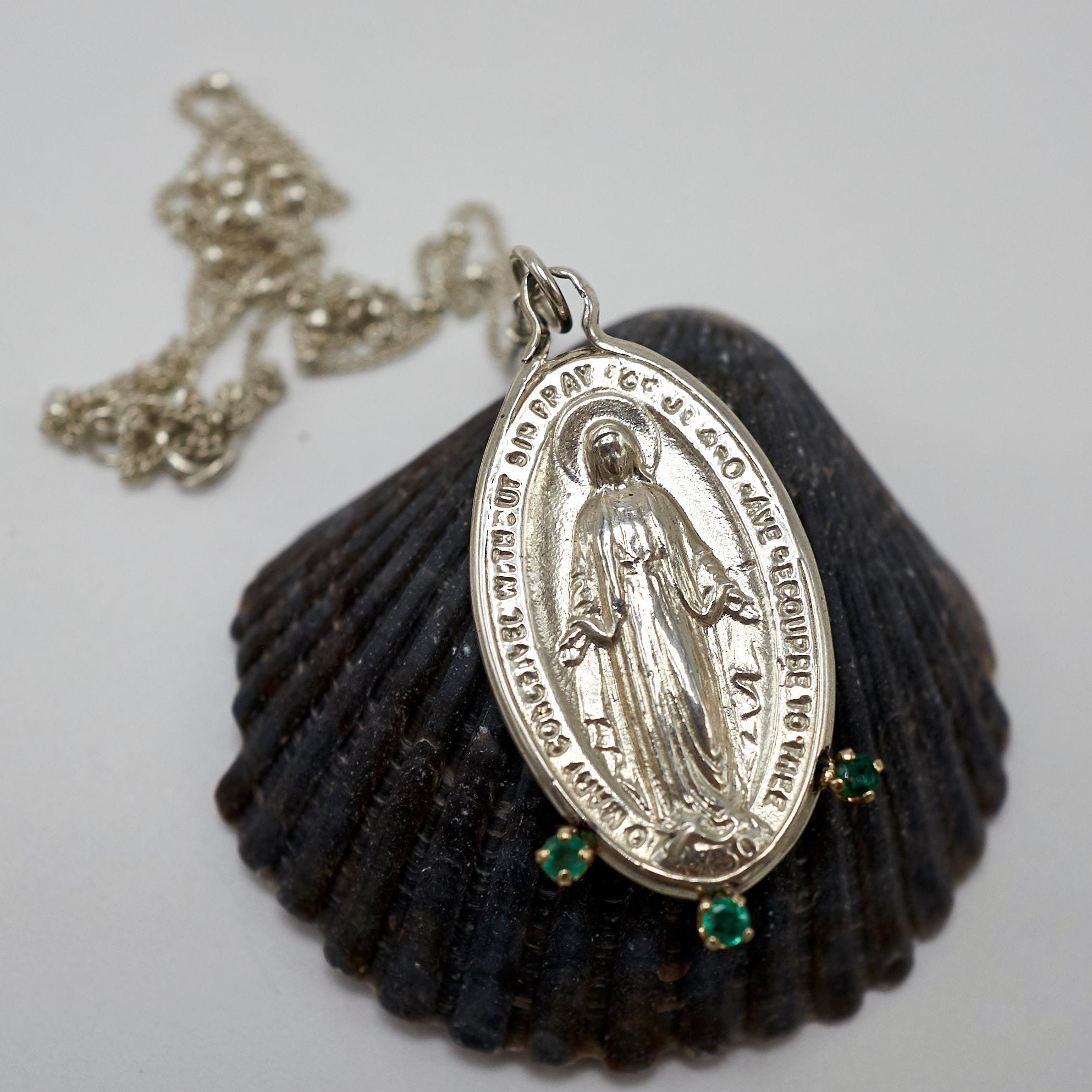 Contemporain Chaîne collier médaillon de la Vierge Marie en argent, émeraude et dauphin en vente