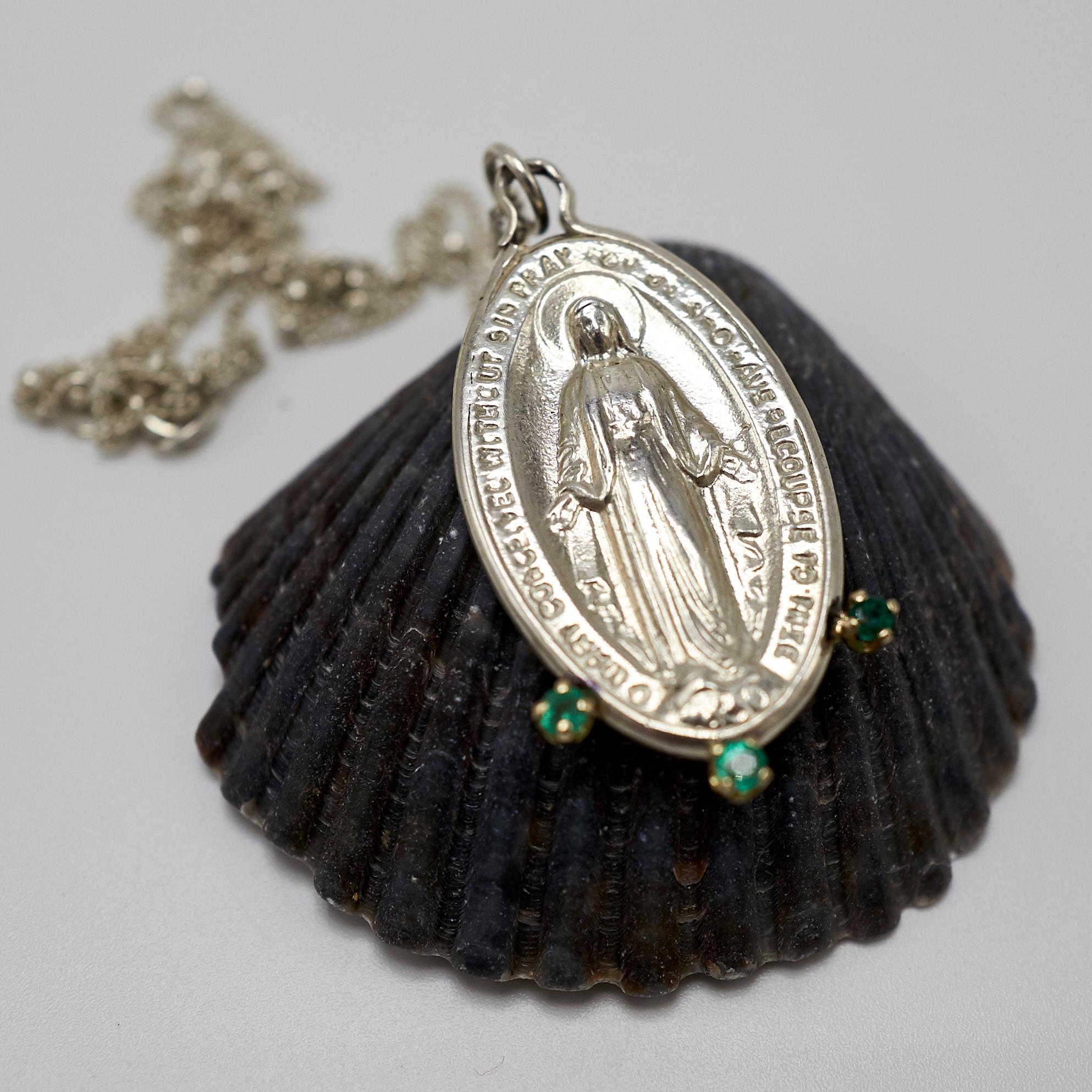 Taille brillant Chaîne collier médaillon de la Vierge Marie en argent, émeraude et dauphin en vente
