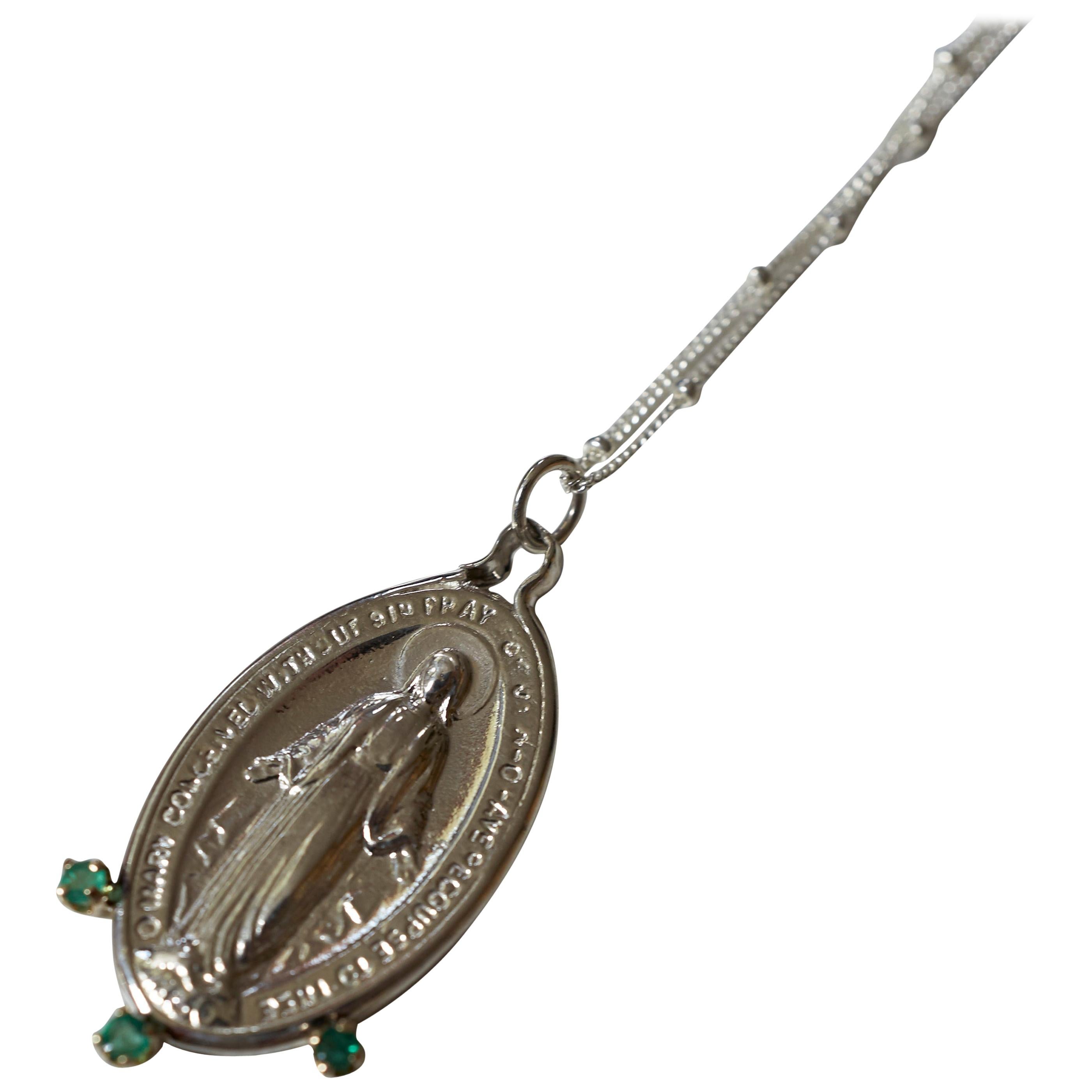 Chaîne collier médaillon de la Vierge Marie en argent, émeraude et dauphin en vente
