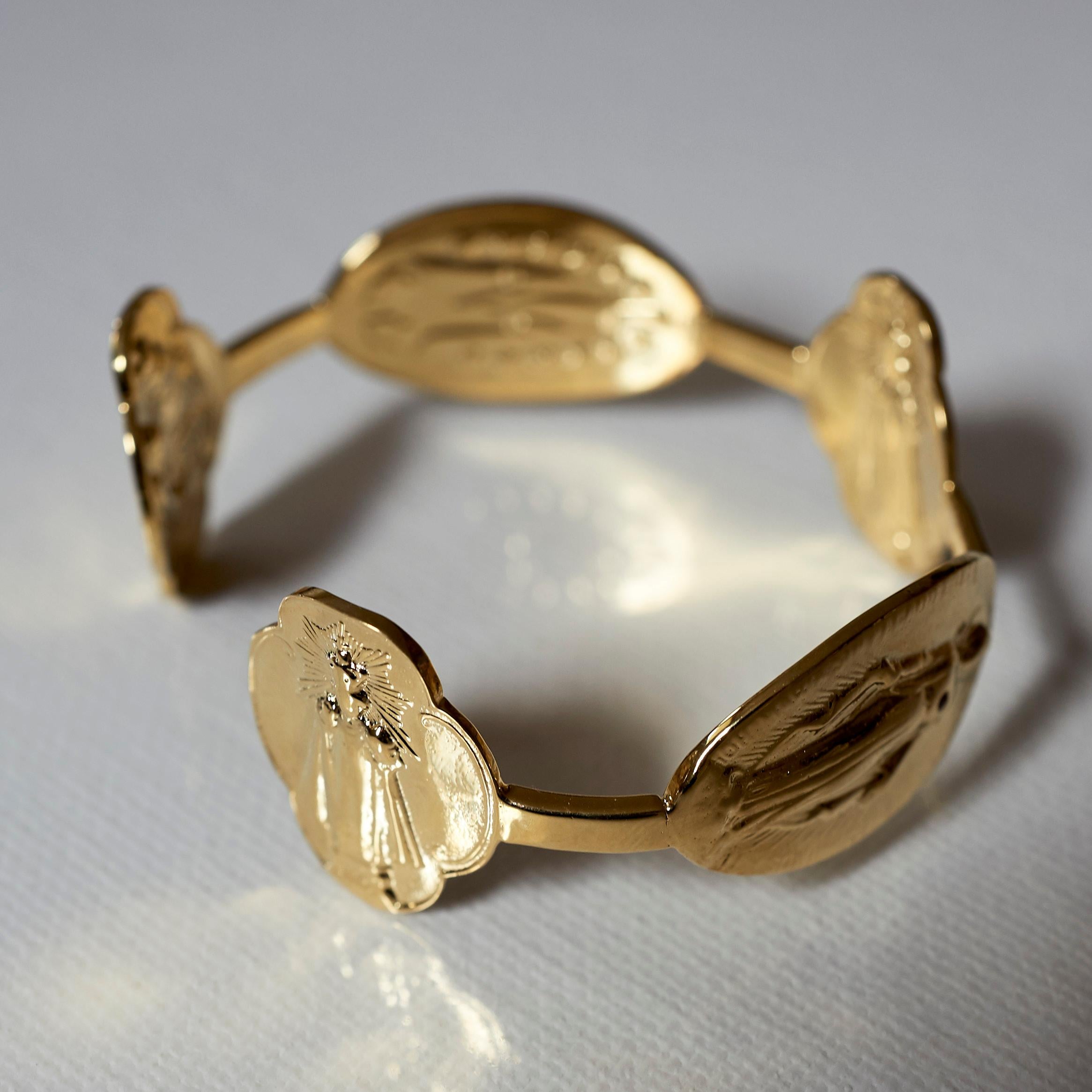 Contemporain Manchette médaillon Mother Mary rubis en vente