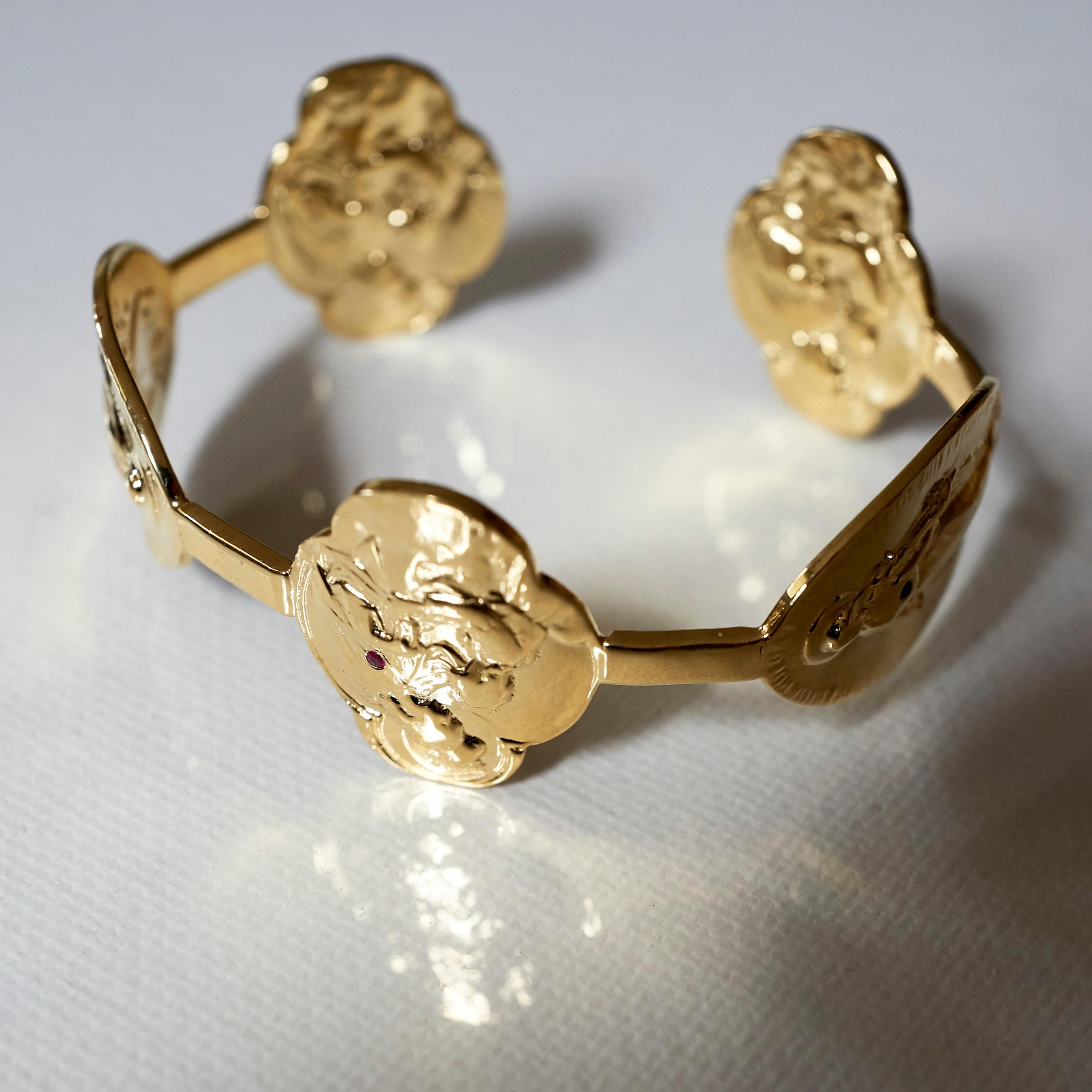 Taille brillant Manchette médaillon Mother Mary rubis en vente