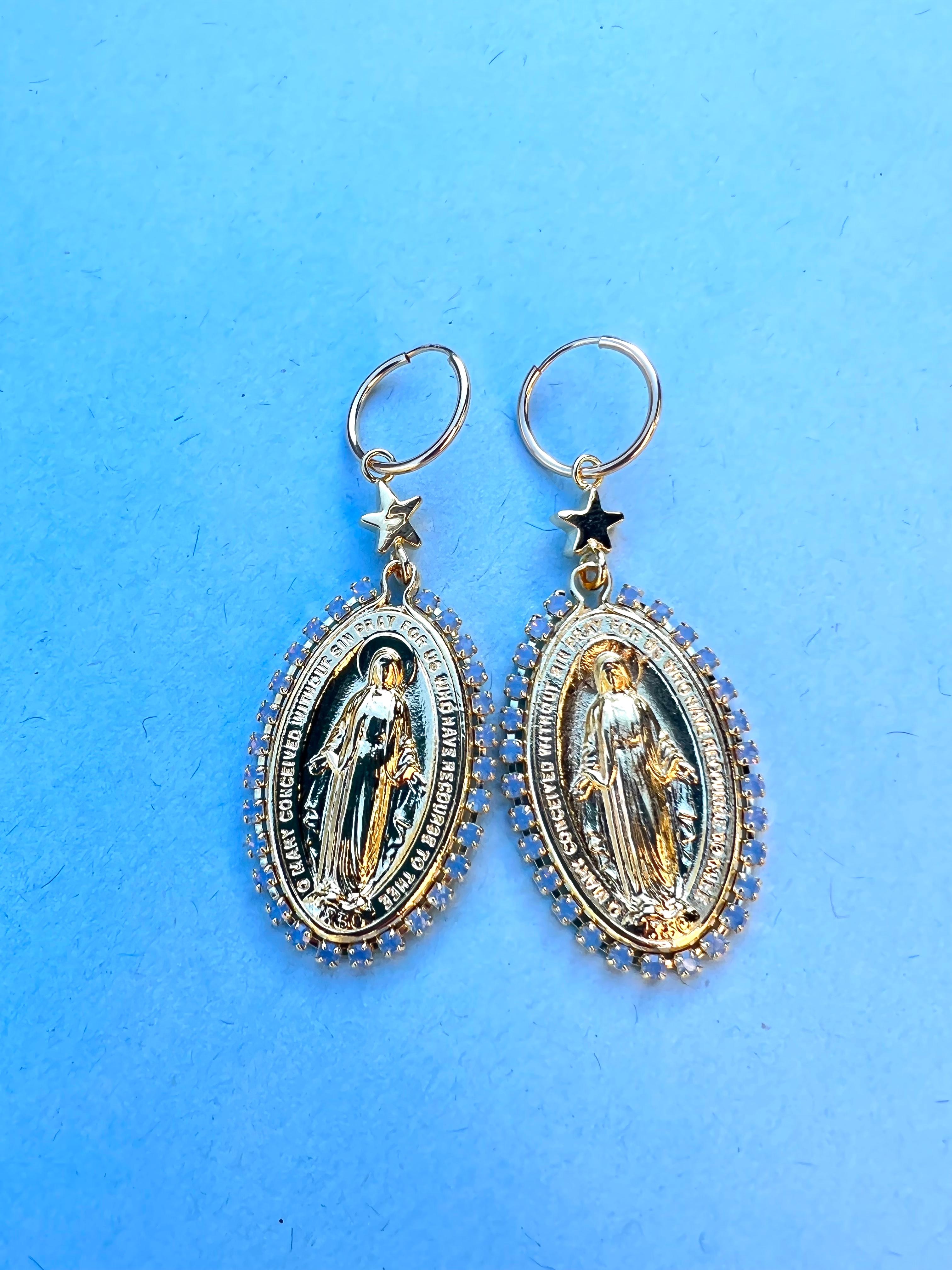 Pendientes de aro Medalla Colgante Virgen María Azul Claro Cristal Rhinestone en Nuevo estado para la venta en Los Angeles, CA