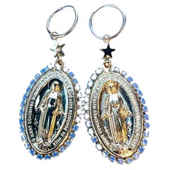 Medaglia a cerchio religiosa Vergine Maria con strass di cristallo azzurro J DAUPHIN