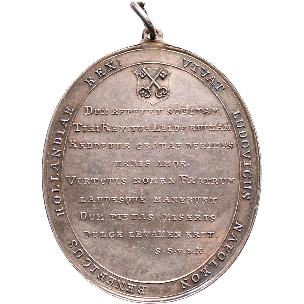 Vorderseite: VIRTUTIS SOCIIS FRATERNO MORE LIGATIS PROSPERA CONTINGIT CLAUDERE LUSTRA DECIM DIE 19 OCT. 5807, allsehendes Auge im Heiligenschein, Frau in drapiertem Gewand und mit Sonne auf der Brust, kniend vor Altar, hinter Altar Tod mit Sense,