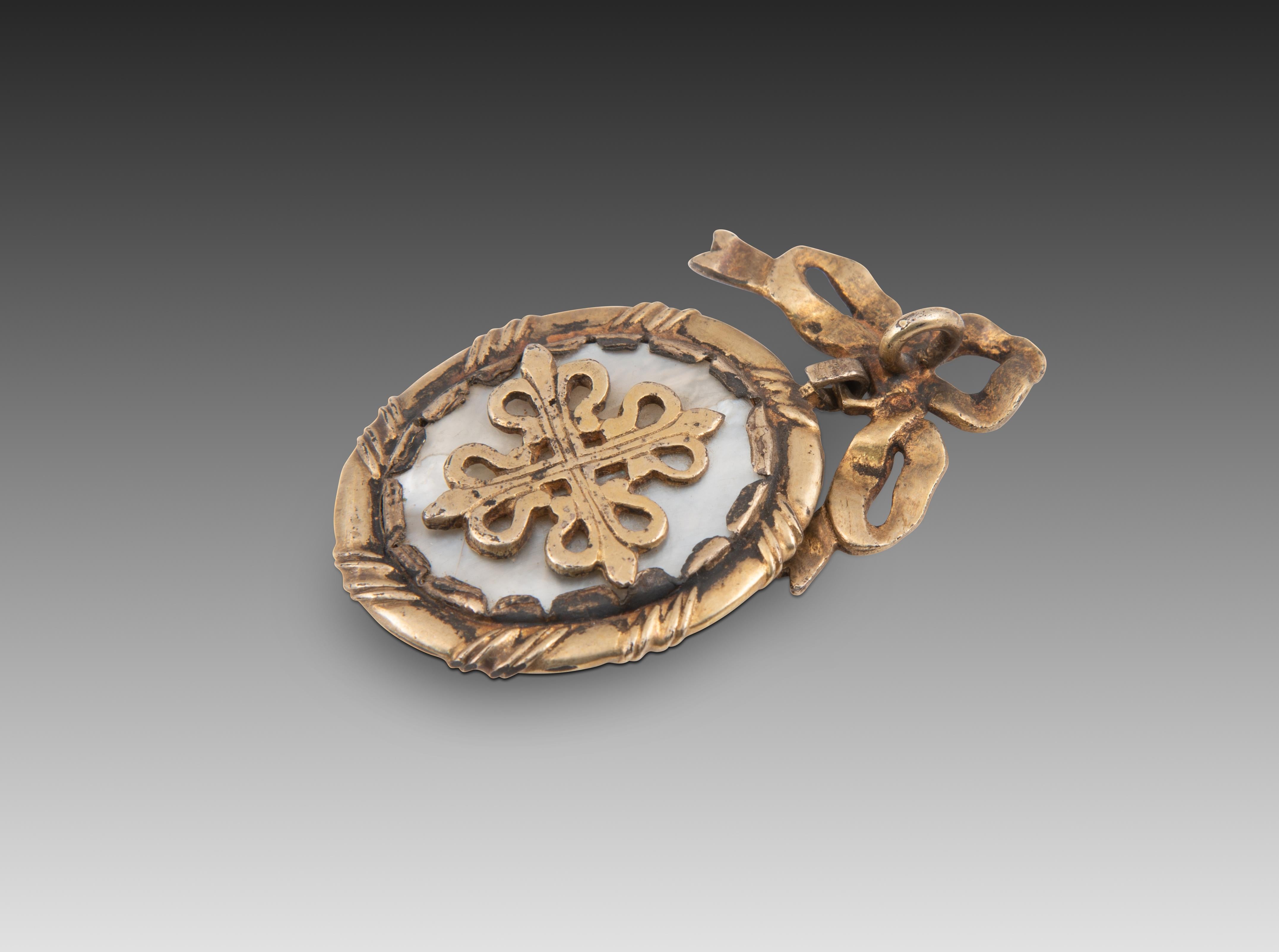 Medal. Mother-of-pearl, gilded silver. Spain, 18th  century. In Good Condition In Madrid, ES