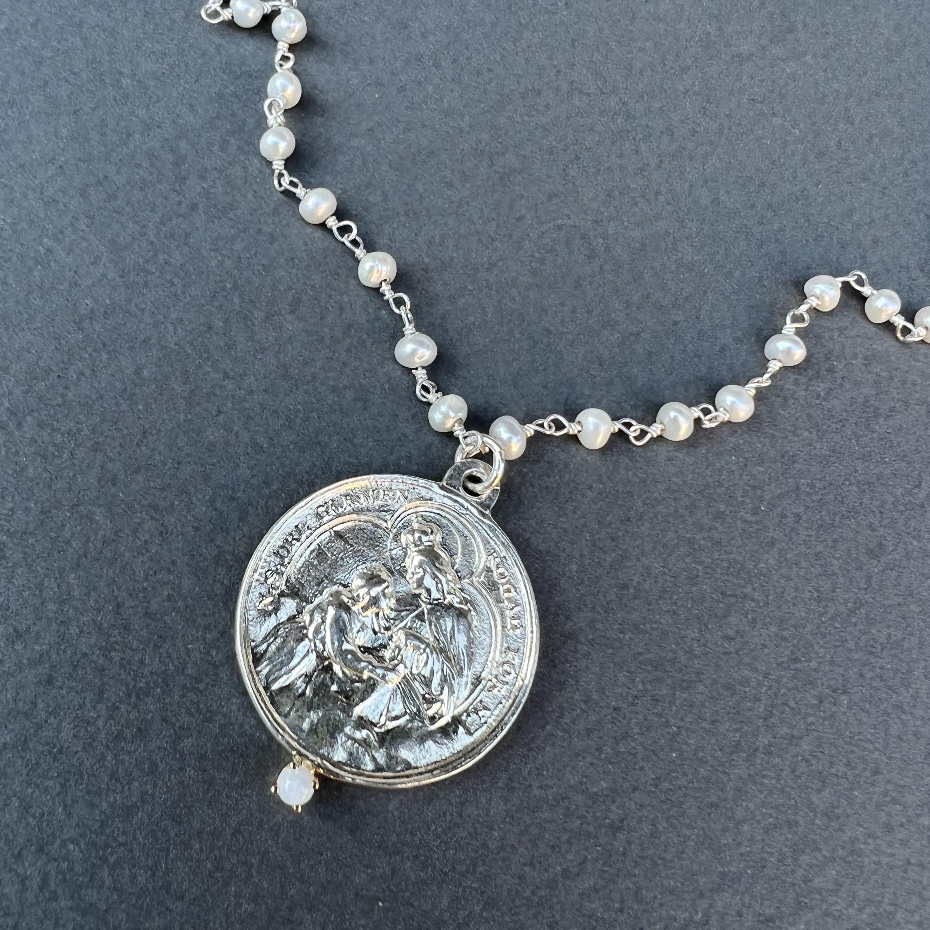 Collar Colgante Medalla Virgen María engastada con Ópalo en una Cadena de Plata Rosario con Perlas Blancas 
Diseñador: J Dauphin

J DAUPHIN collar de 24
Se puede fabricar a medida en cualquier longitud

Fabricado en Los Ángeles

Hecho por encargo