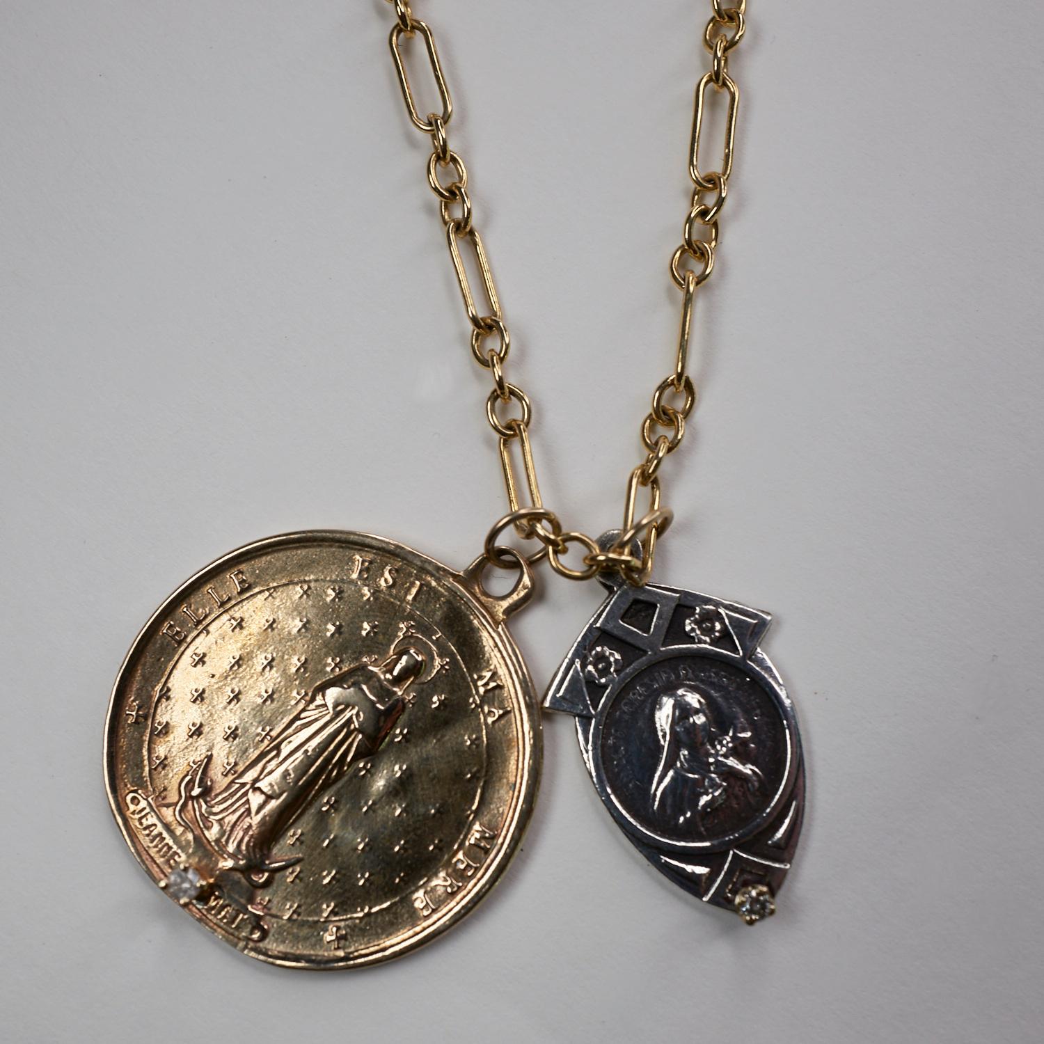 Taille brillant Collier médaillon avec médaille en diamant blanc et pendentif en forme de pièce de monnaie en chaîne de la Vierge Marie J Dauphin en vente