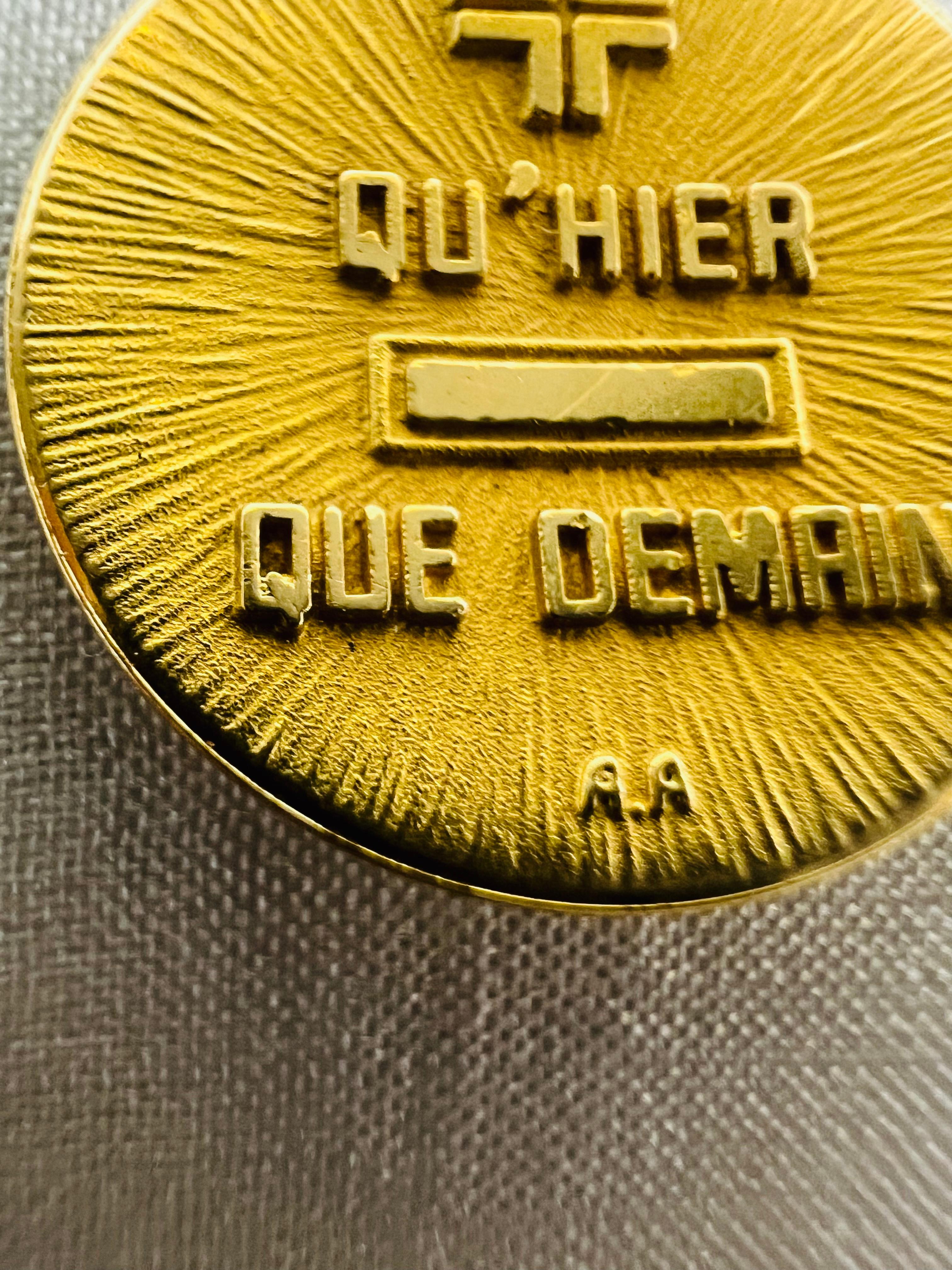 Medal of Love Pendant by Alphonse Augis 18k Gold Qu’hier Que demain France For Sale 5