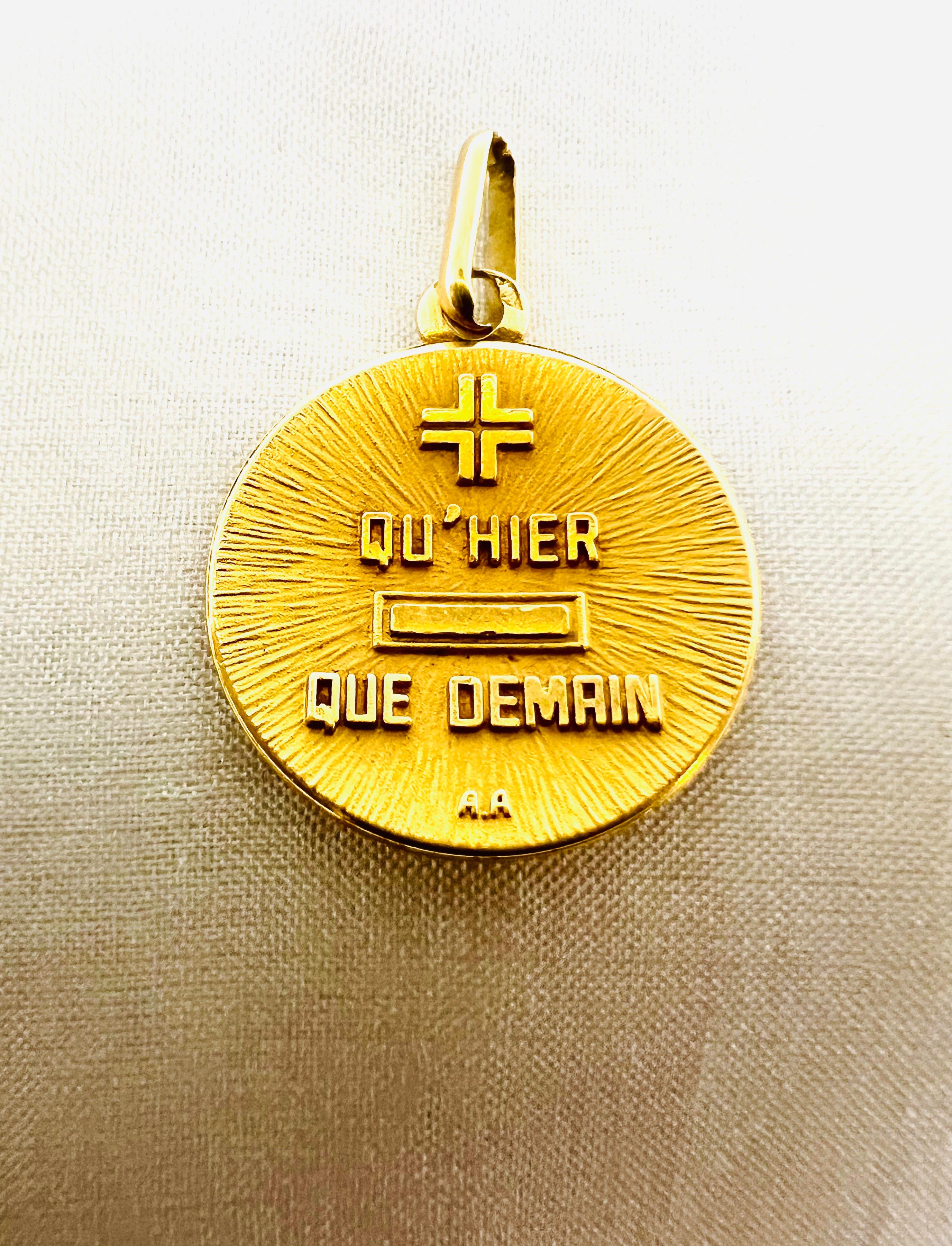 Art Nouveau Medal of Love Pendant by Alphonse Augis 18k Gold Qu’hier Que demain France For Sale
