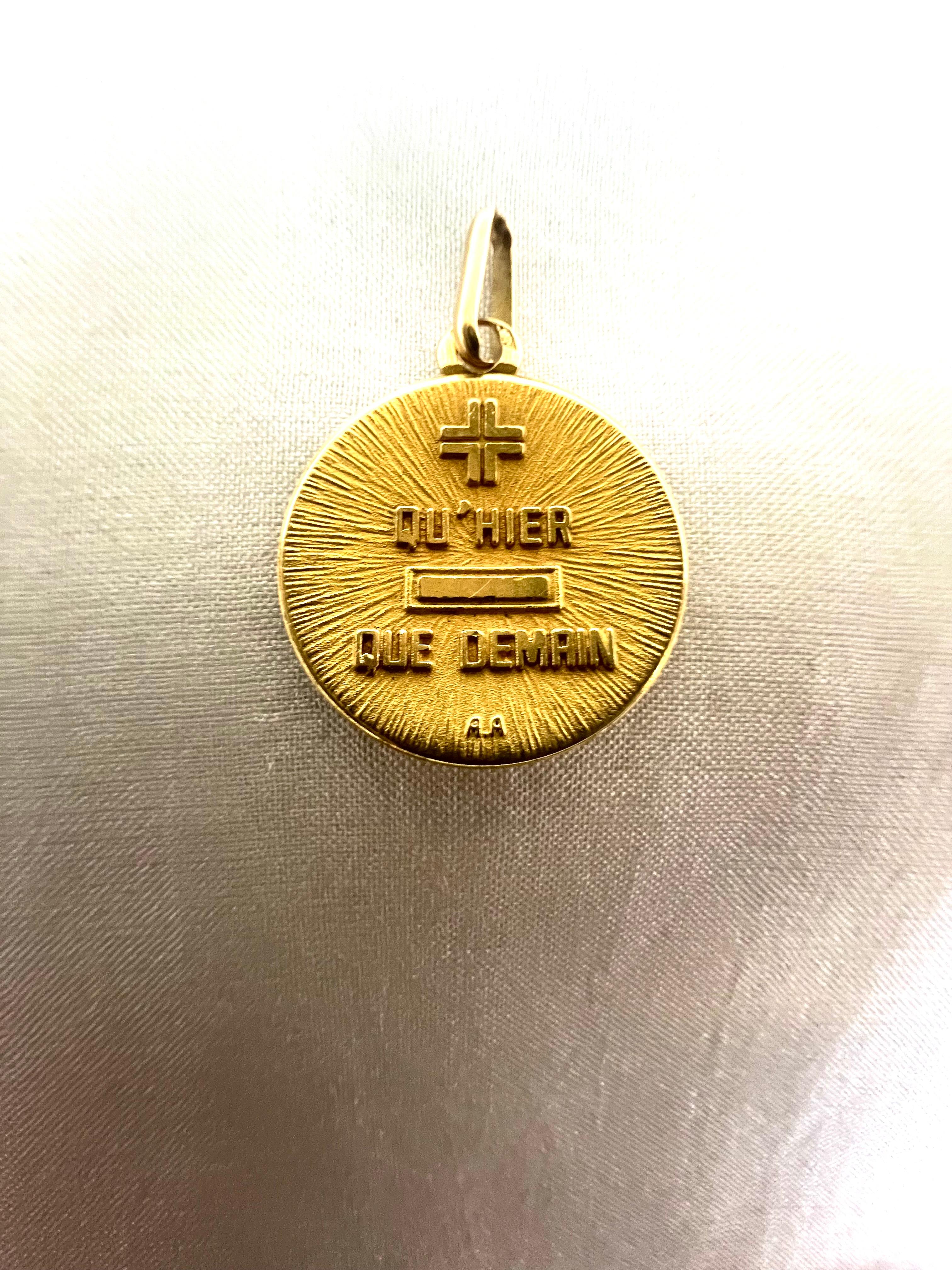 Medal of Love Pendant by Alphonse Augis 18k Gold Qu’hier Que demain France In Good Condition For Sale In Mārupe, LV