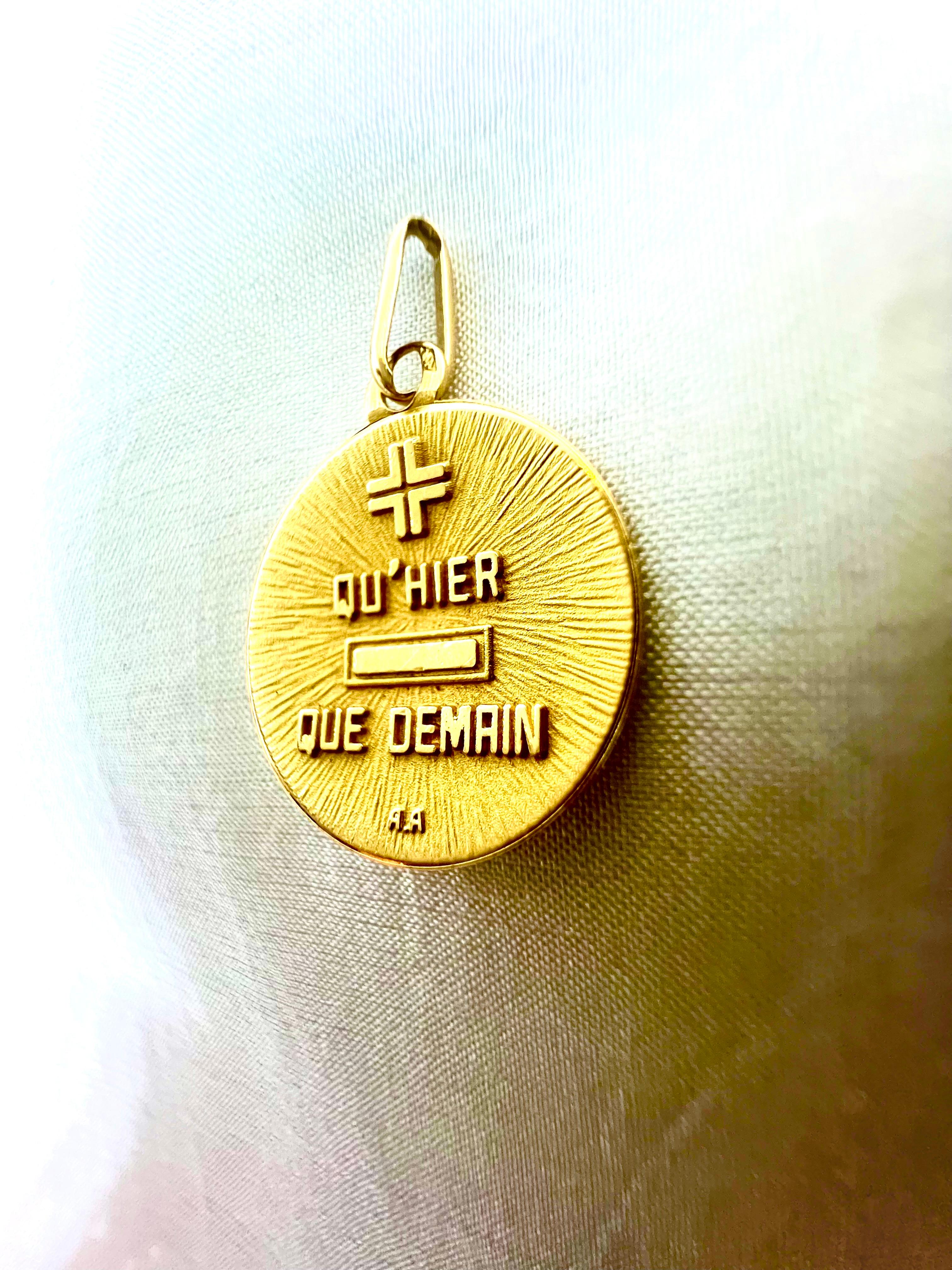 Women's or Men's Medal of Love Pendant by Alphonse Augis 18k Gold Qu’hier Que demain France For Sale