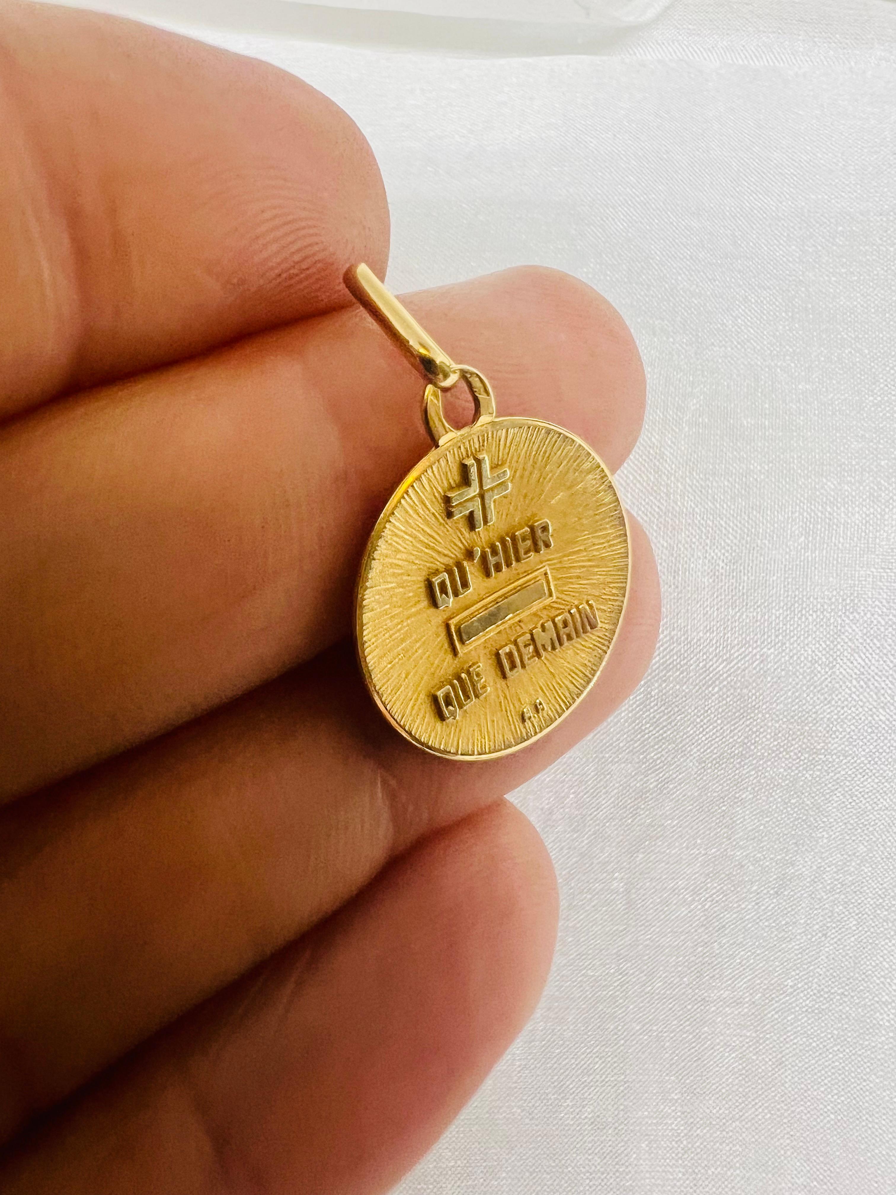 Medal of Love Pendant by Alphonse Augis 18k Gold Qu’hier Que demain France For Sale 1