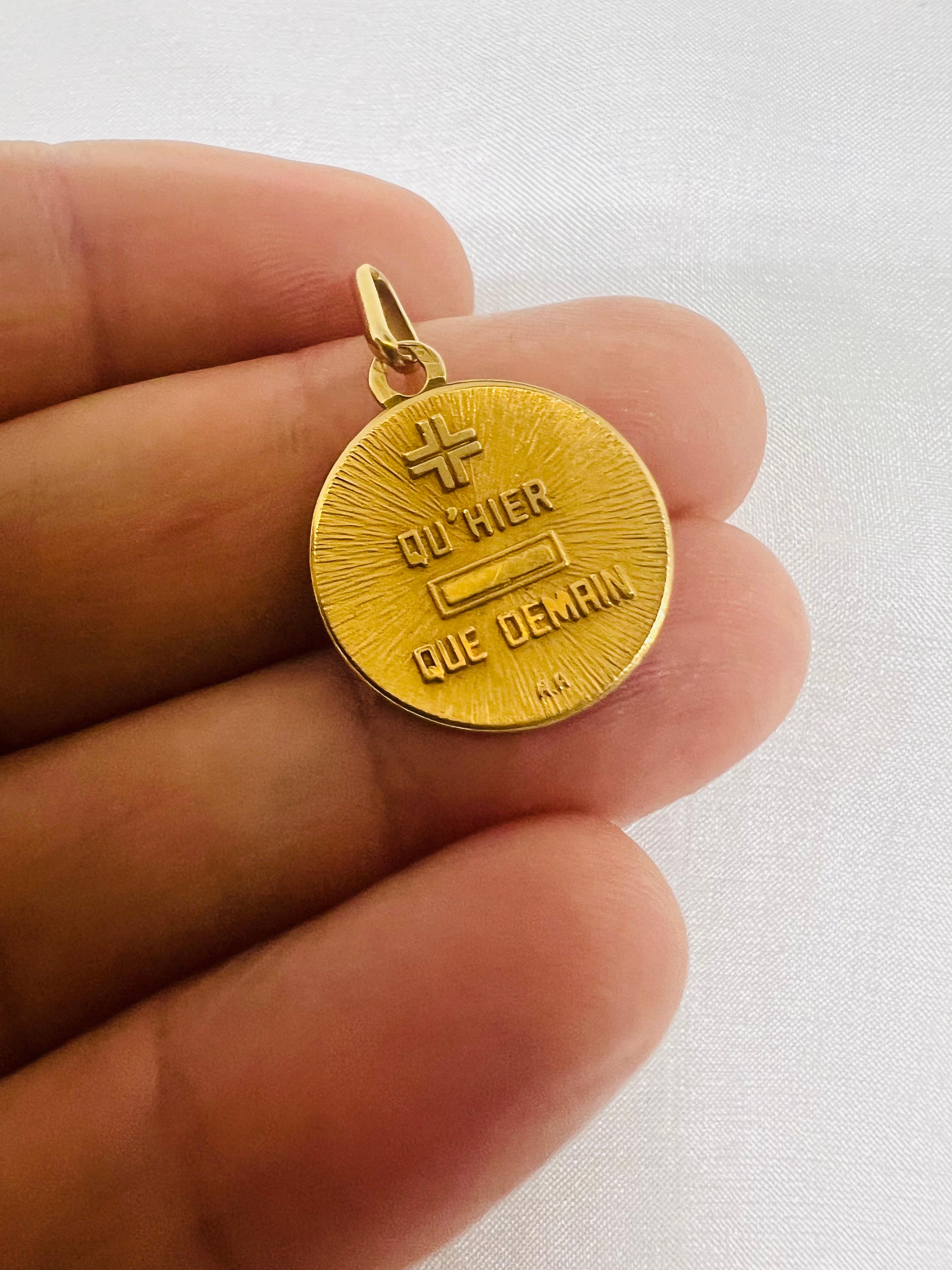 Medal of Love Pendant by Alphonse Augis 18k Gold Qu’hier Que demain France For Sale 2