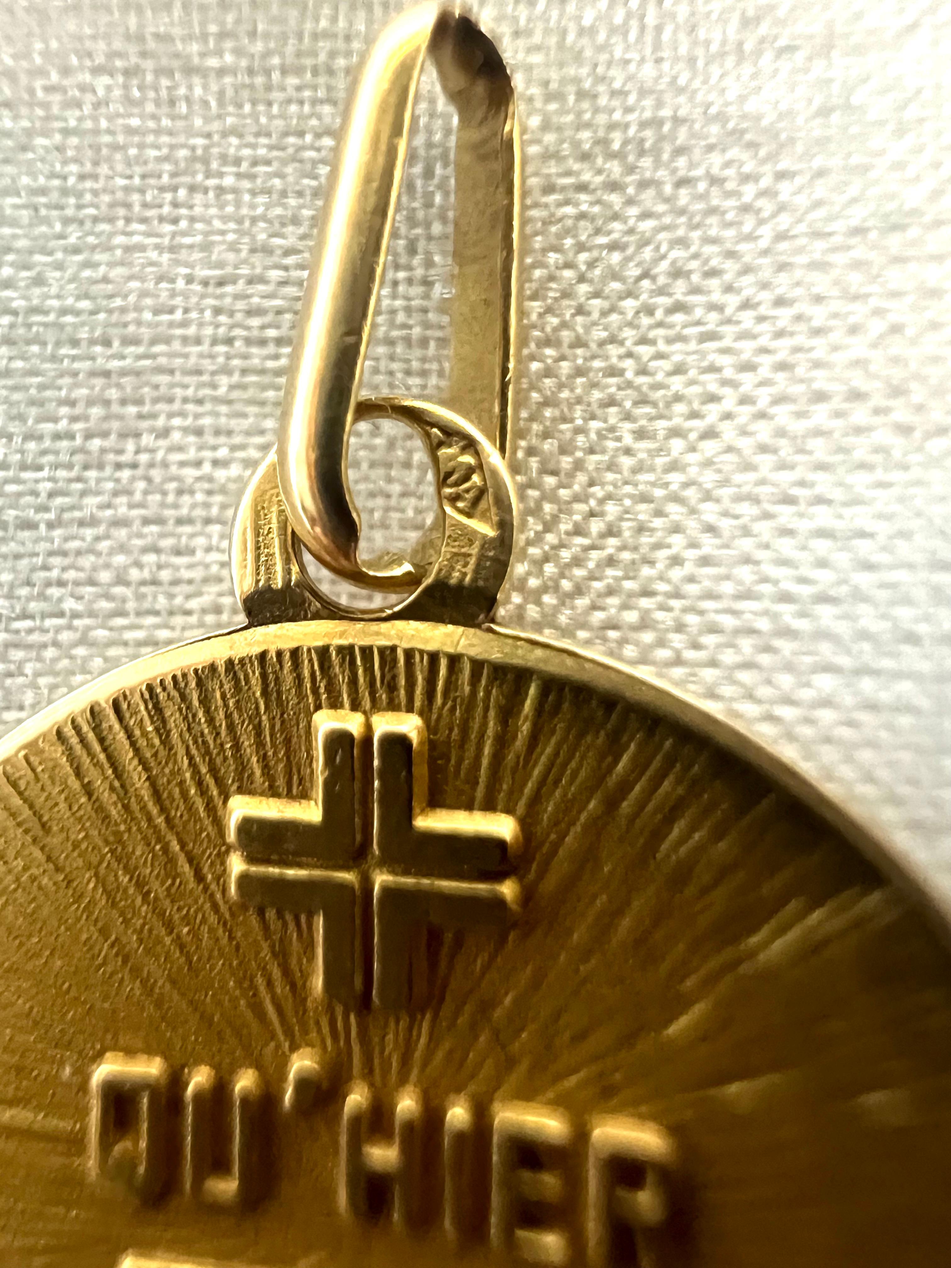 Medal of Love Pendant by Alphonse Augis 18k Gold Qu’hier Que demain France For Sale 4