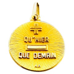 Ciondolo Medaglia dell'Amore di Alphonse Augis in oro 18k Qu'hier Que demain Francia