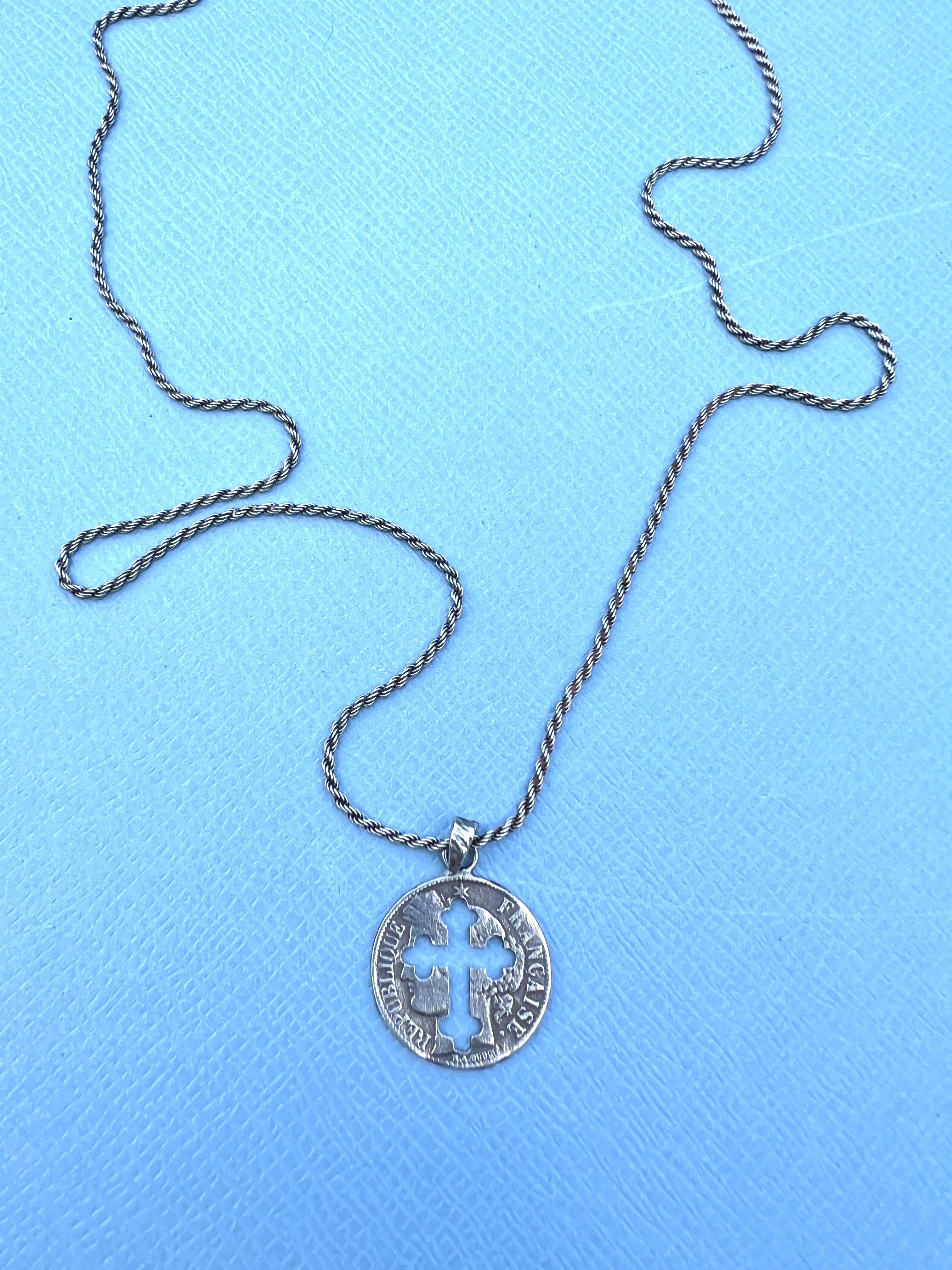 Medaglia Collana a catena in argento Moneta Ritagliata Croce in vendita 5