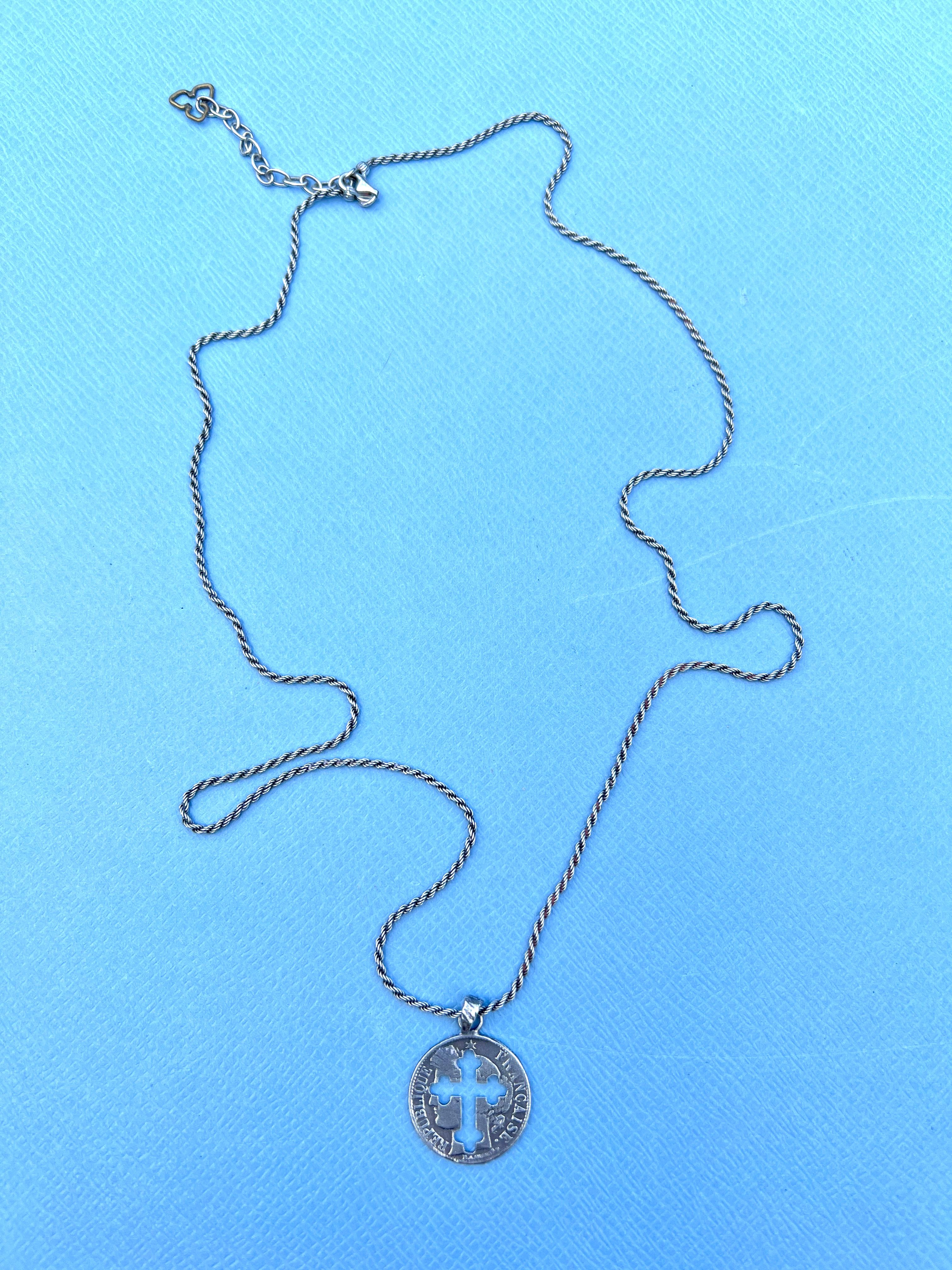 Medaglia Collana a catena in argento Moneta Ritagliata Croce in vendita 2