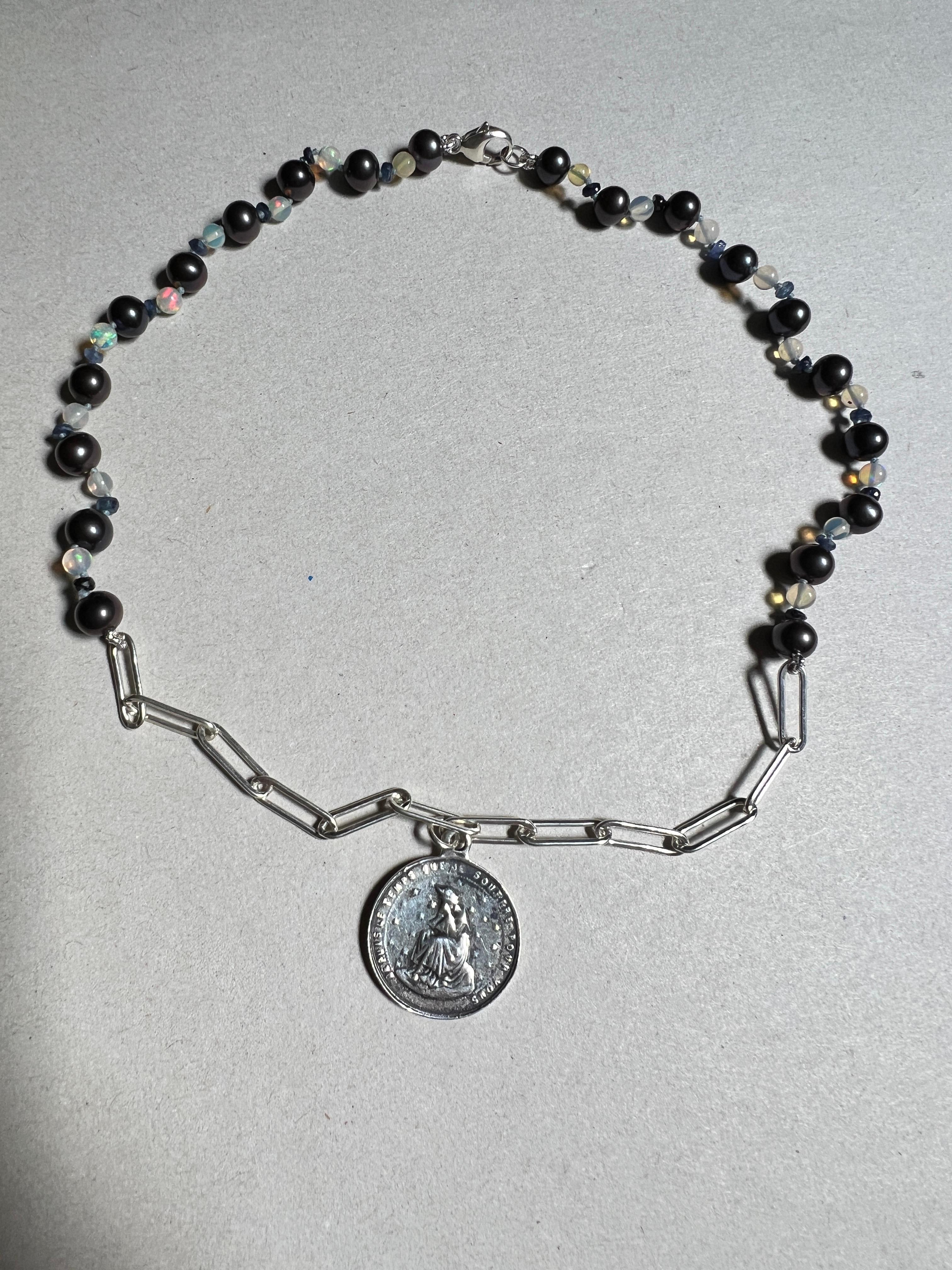 Choker-Halskette aus Silber mit Medaillon und schwarzer Perle von J Dauphin im Zustand „Neu“ im Angebot in Los Angeles, CA
