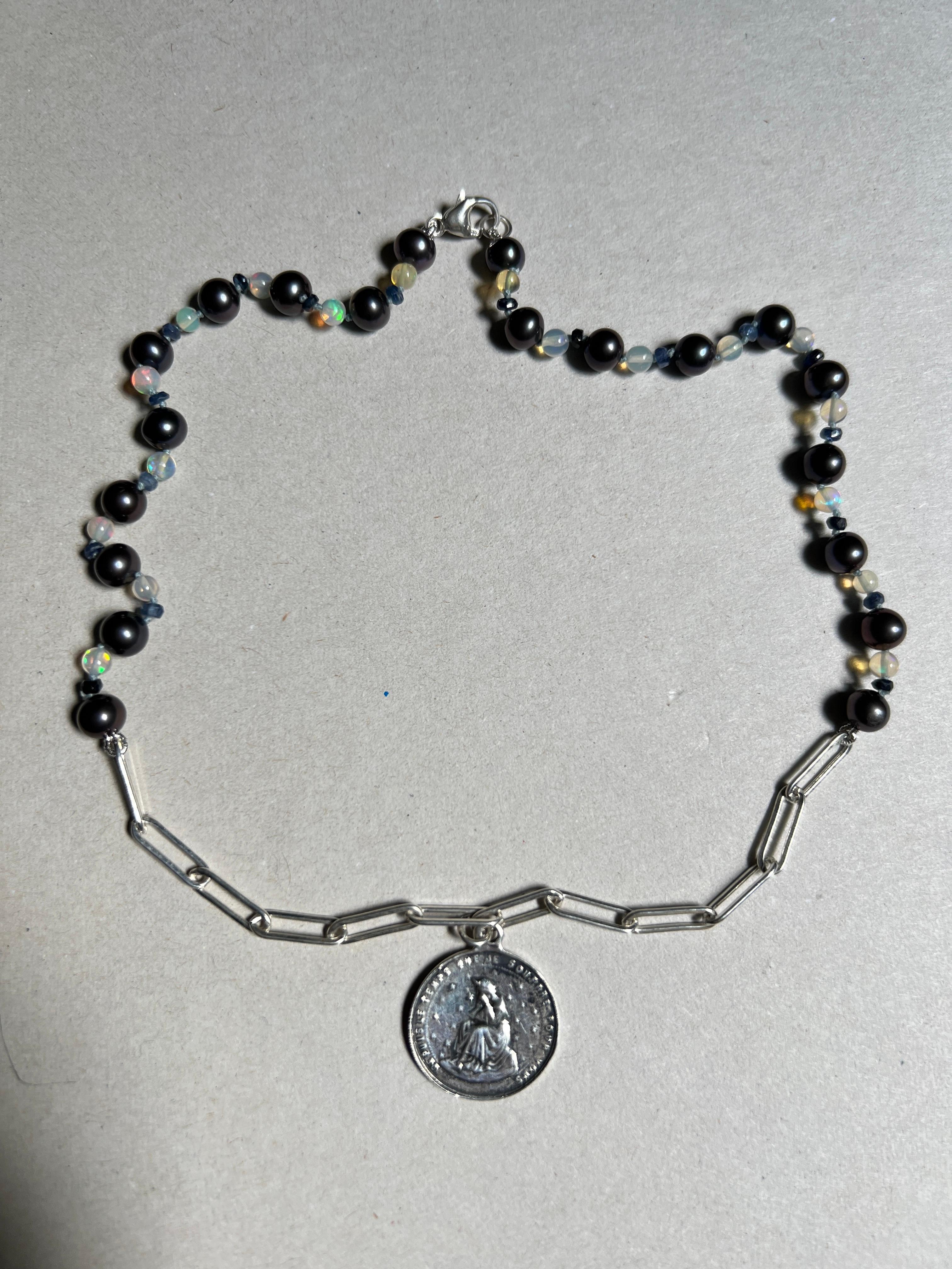 Choker-Halskette aus Silber mit Medaillon und schwarzer Perle von J Dauphin Damen im Angebot