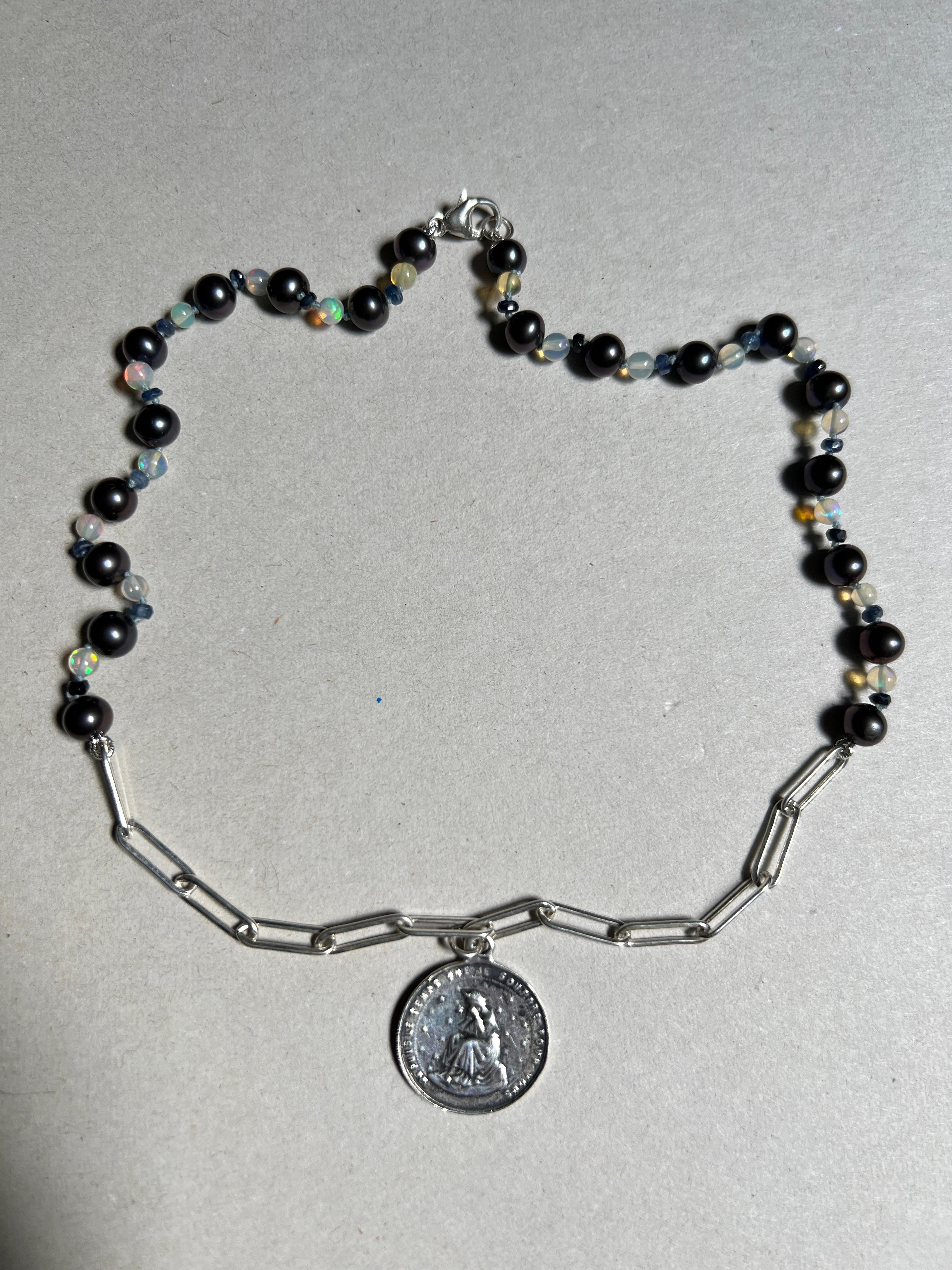 Choker-Halskette aus Silber mit Medaillon und schwarzer Perle von J Dauphin im Angebot 1