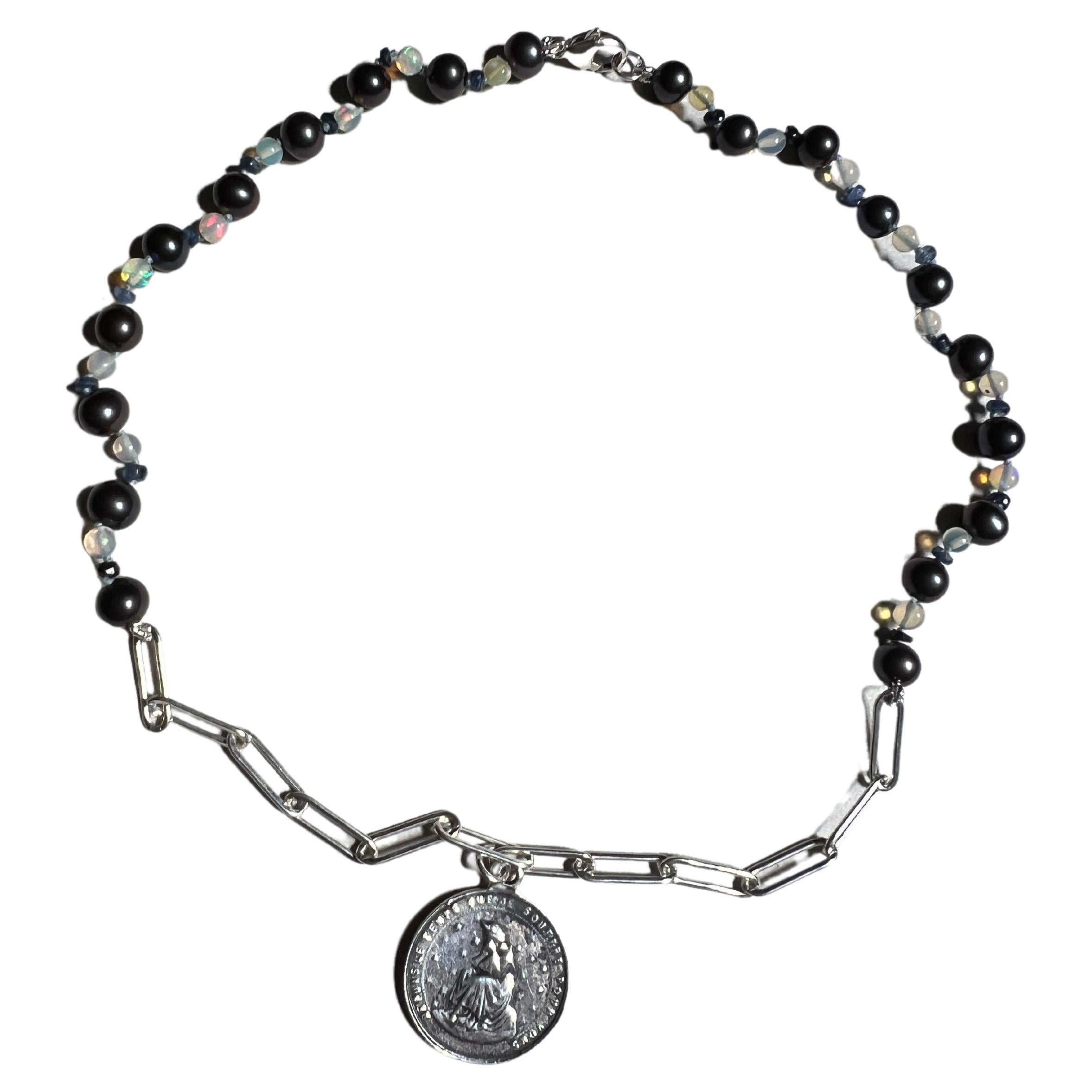Choker-Halskette aus Silber mit Medaillon und schwarzer Perle von J Dauphin im Angebot