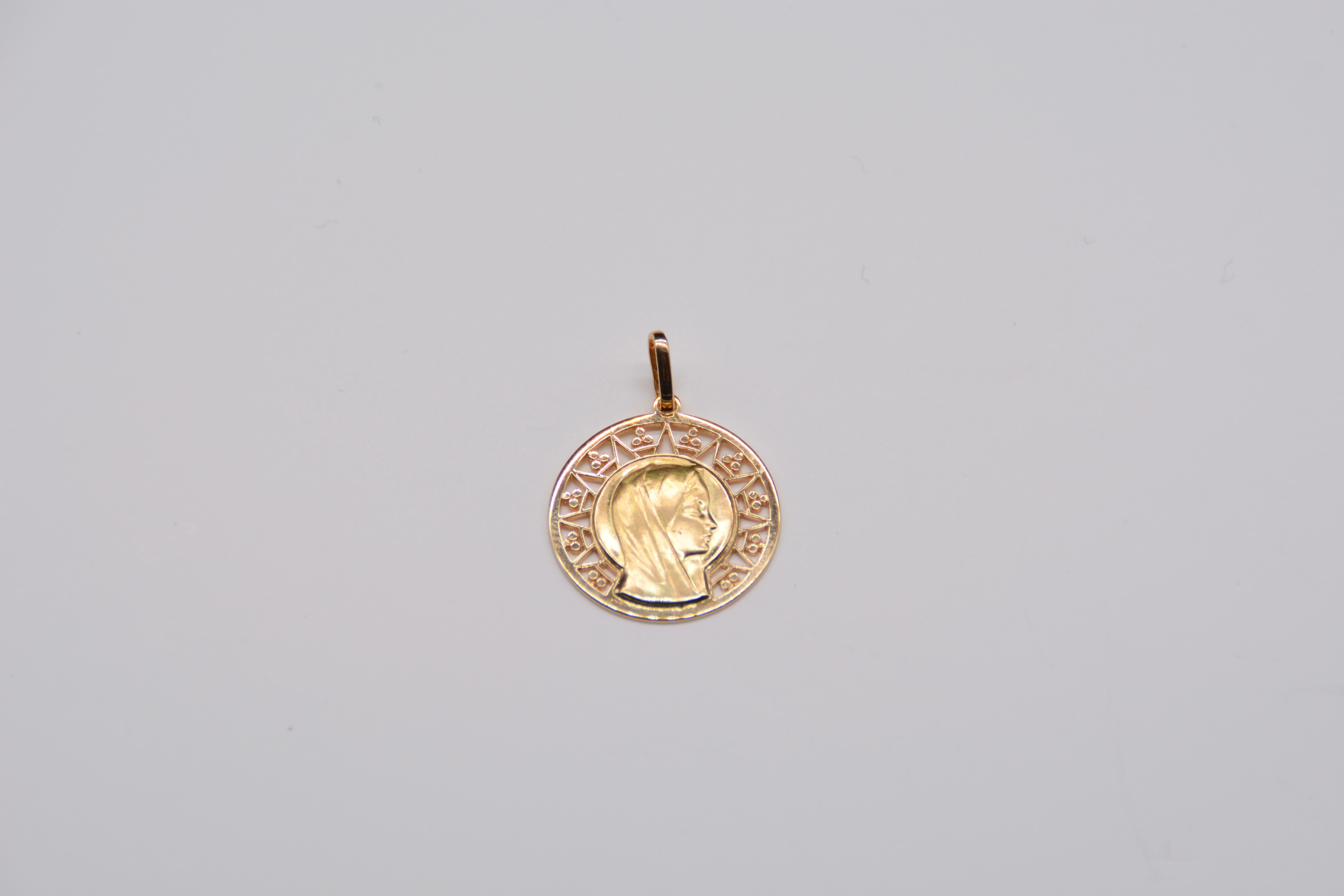 Medal Virgin French Round Openwork Gold Yellow

This beautiful openwork Virgin medal in 18 carat yellow gold is a superior piece of jewellery that draws the eye with its beauty and simplicity. The round medal features a profile image of the Virgin