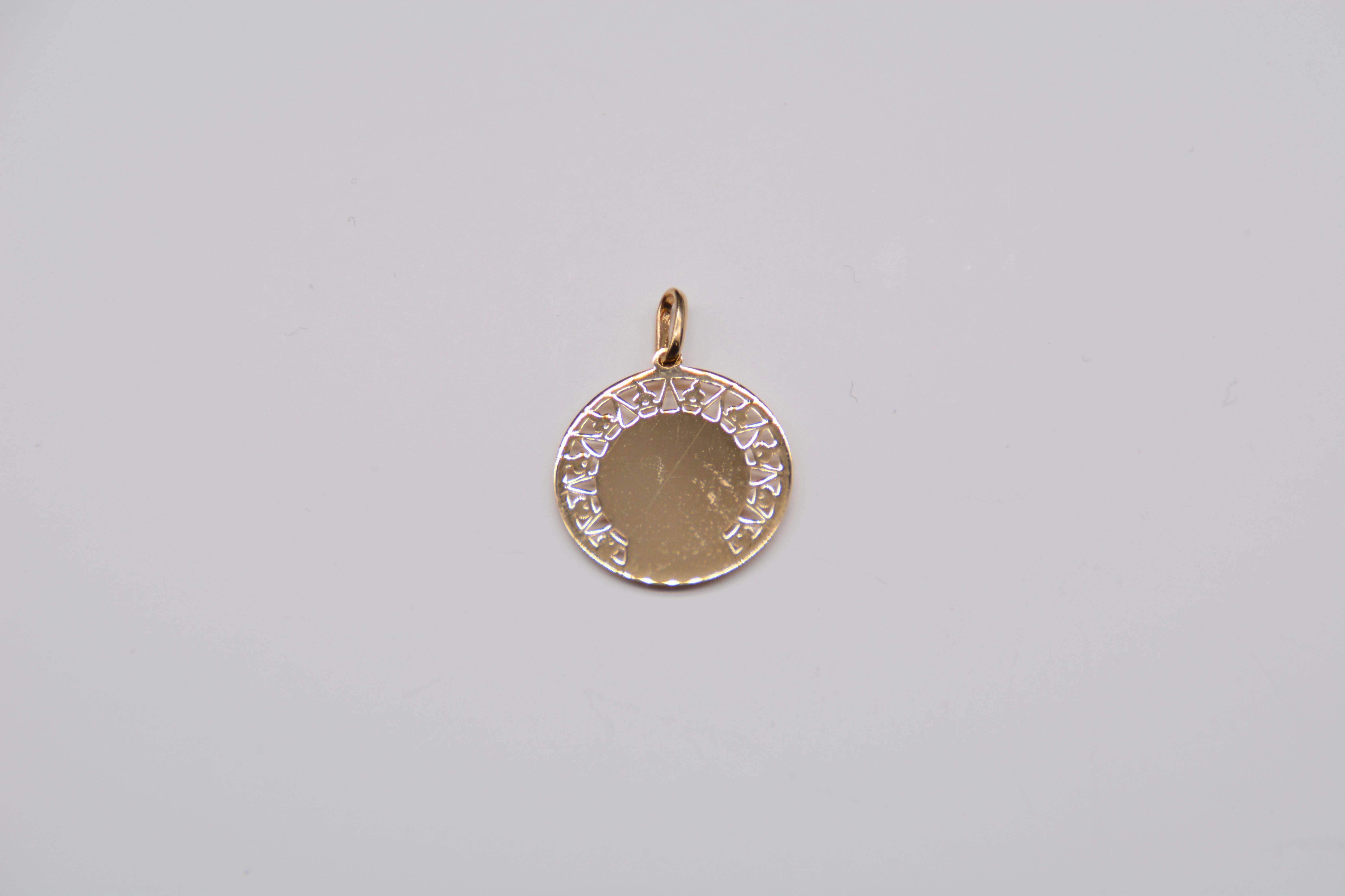 Artisan Médaille ronde française de la Vierge en or jaune ajourée en vente