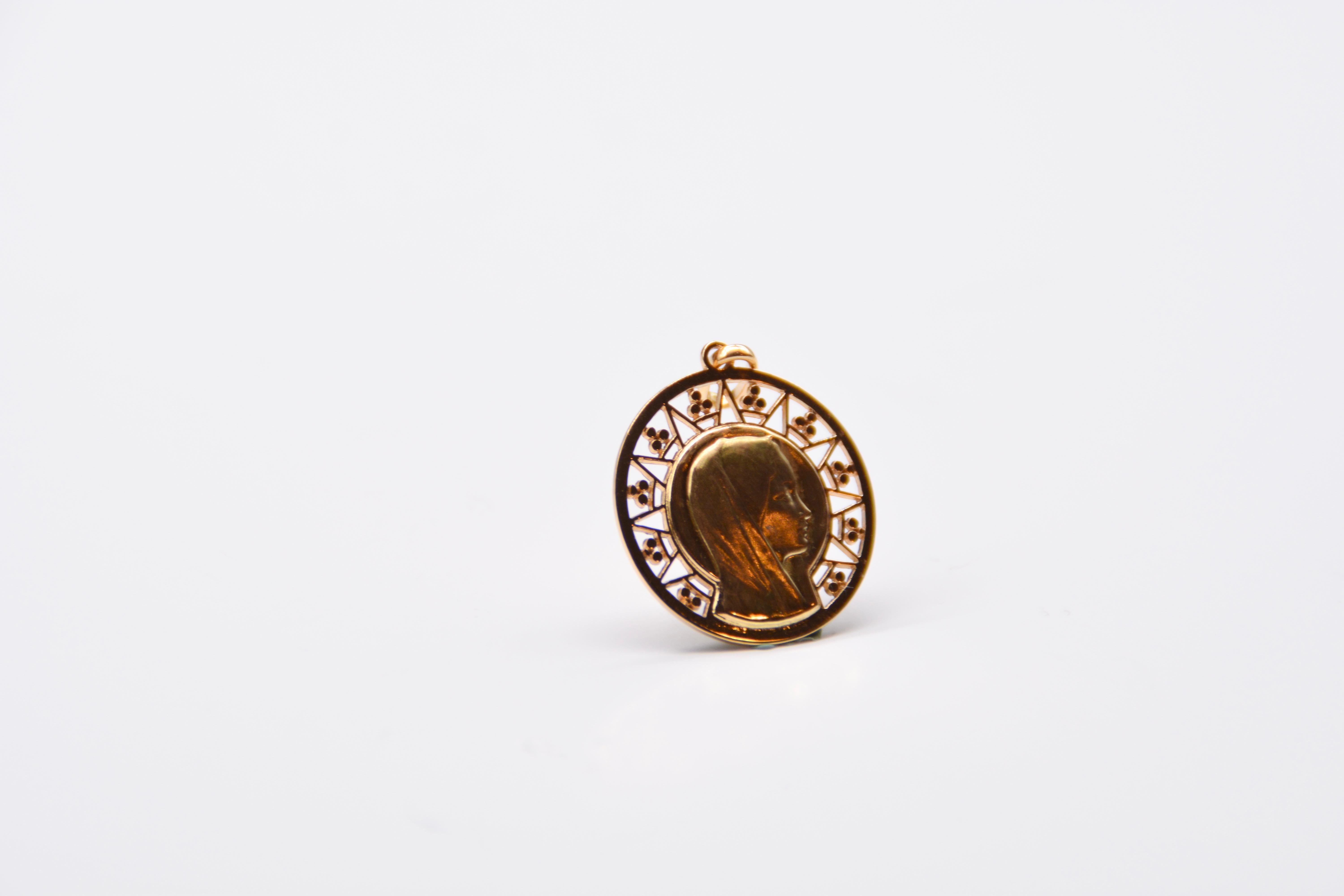 Médaille ronde française de la Vierge en or jaune ajourée Unisexe en vente